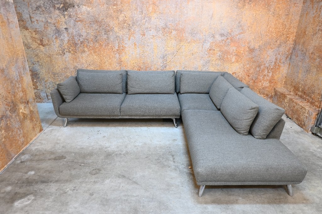 ZANieuw grijze stoffen Design on Stock Byen design hoekbank, Huis en Inrichting, 250 tot 300 cm, Design on Stock, Hoekbank, Design on Stock