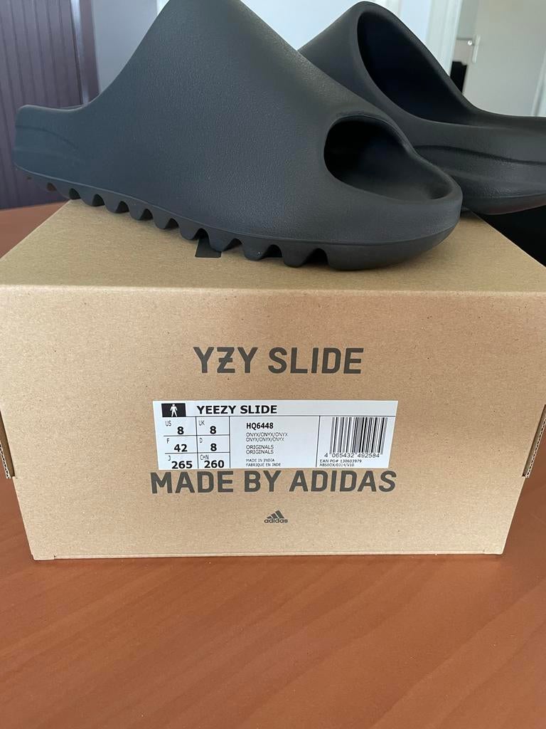 Adidas Yeezy Slide Onyx - Maat 42 - Nieuw in doos, Slippers, Zwart, Nieuw, Ophalen of Verzenden