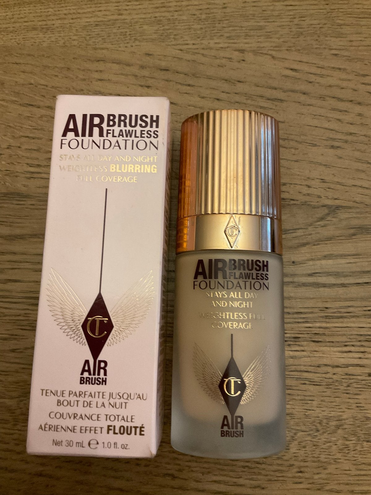 Charlotte Tilbury Airbrush Flawless Foundation 4 Neutral, Sieraden, Tassen en Uiterlijk, Gehele gezicht, Beige, Ophalen of Verzenden