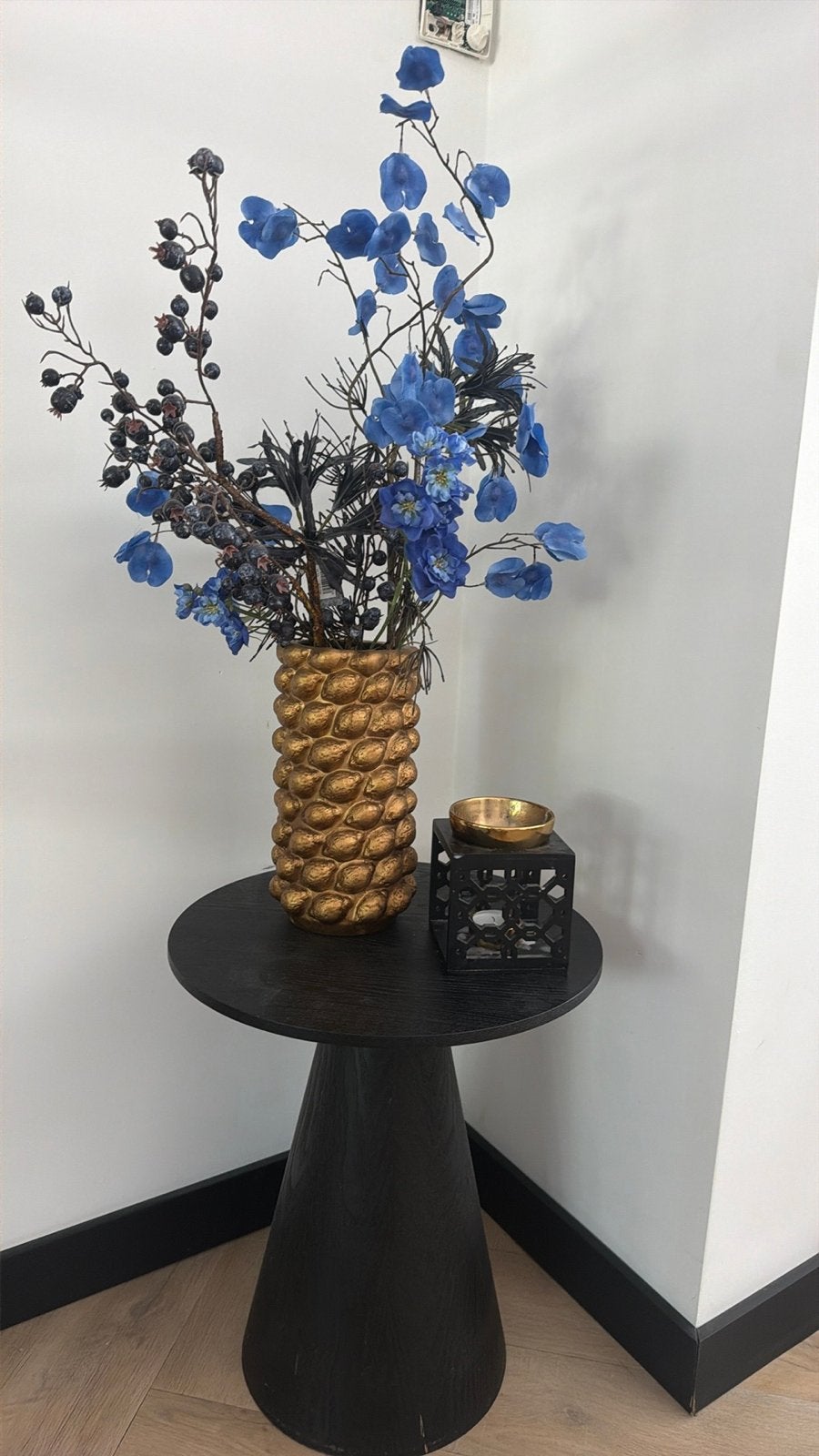 Gouden vaas met structuur en blauwe bloemen, Huis en Inrichting, Overige materialen, Met patroon/structuur, Ophalen of Verzenden