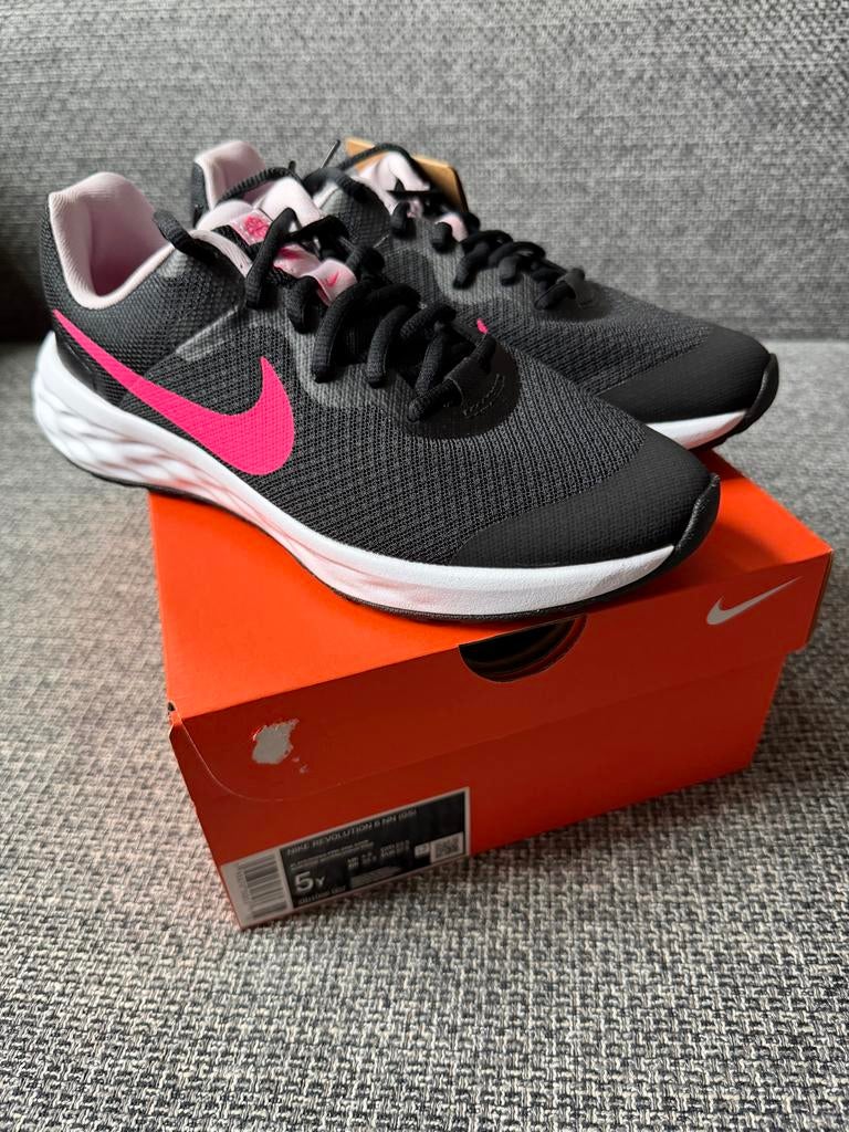 Nike Revolution 6 NN - Nieuw in doos - Maat 37.5, Nieuw, Ophalen of Verzenden, Jongen of Meisje, Sportschoenen