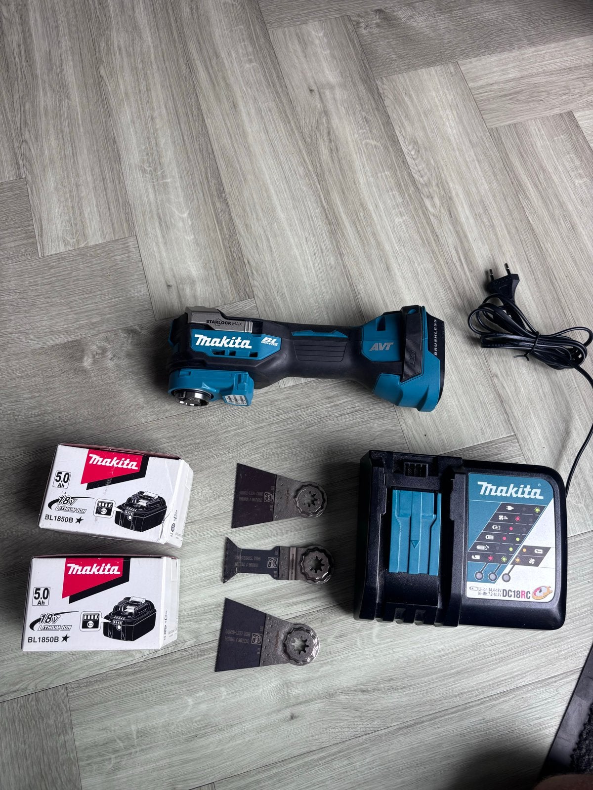Makita DTM52 Multitool met 2x 5.0Ah accu en lader, Ophalen of Verzenden, Nieuw