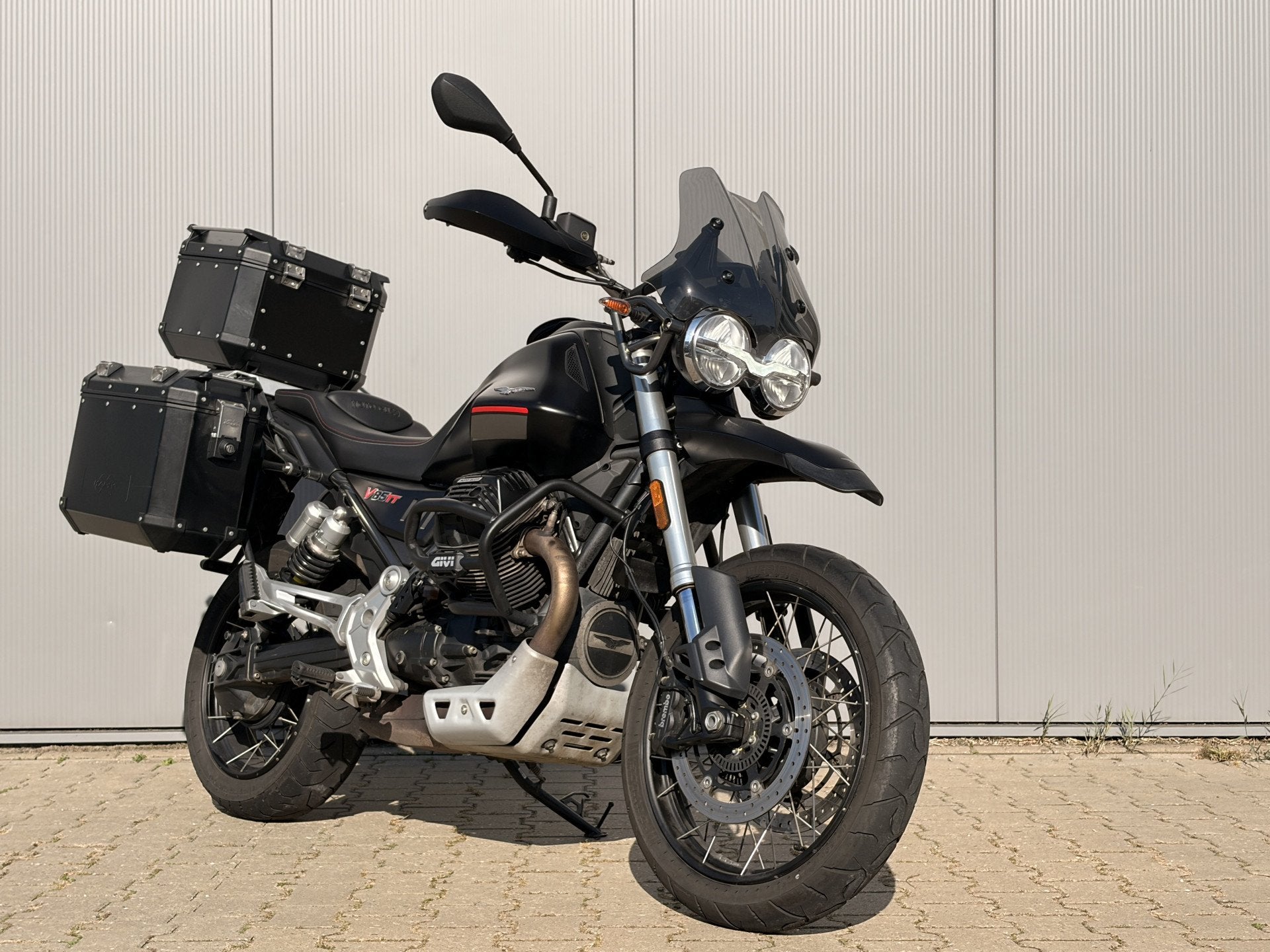 2023 Moto Guzzi V85 TT Nero 80pk ABS E5 - Cruise - Koffers, Motoren, 853 cc, Nijkamp & Ooteman Motoren, Meer dan 35 kW, ABS