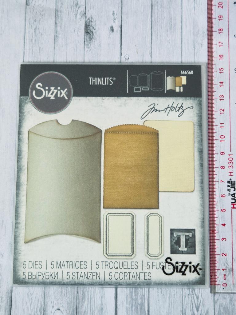 Tim Holtz - Pillow Box + Bag die set, Hobby en Vrije tijd, Scrapbooking, Ophalen of Verzenden, Nieuw, Frame of Mal, Overige merken