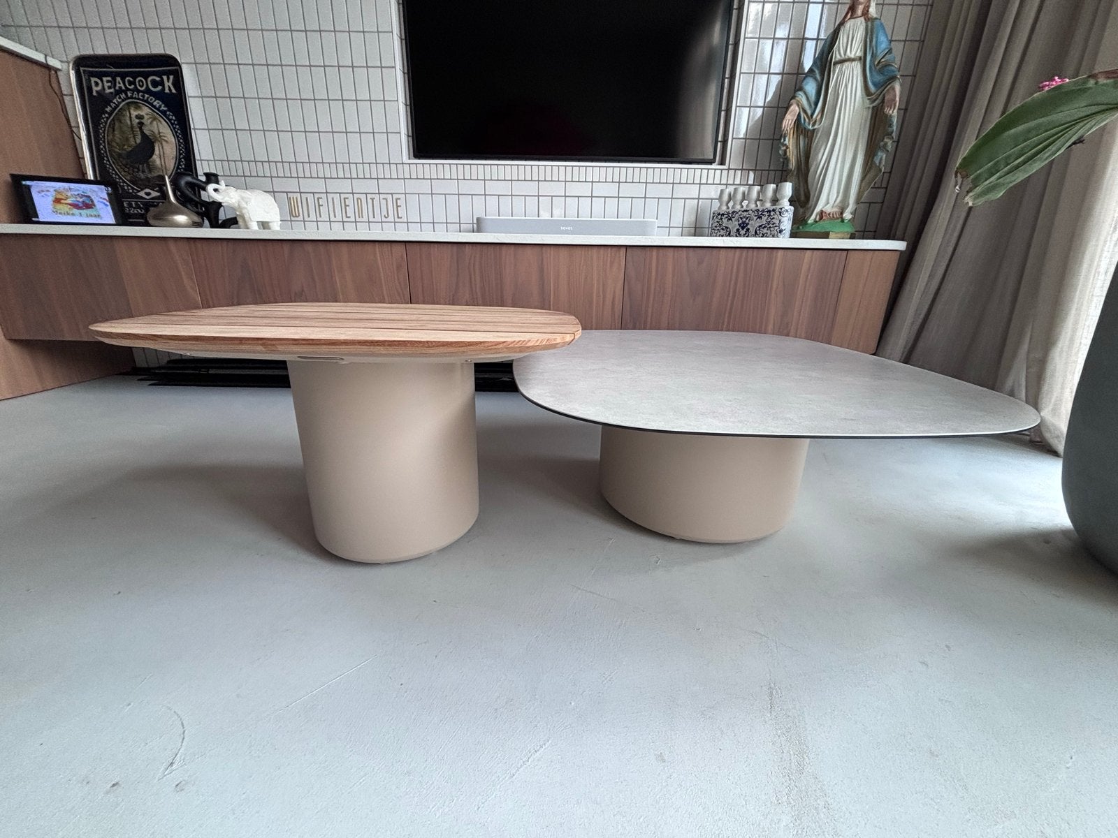 Nieuwe salontafels met betonlook en houten blad, binnen/buit, Huis en Inrichting, Tafels | Salontafels, Ophalen, Nieuw, 50 tot 100 cm