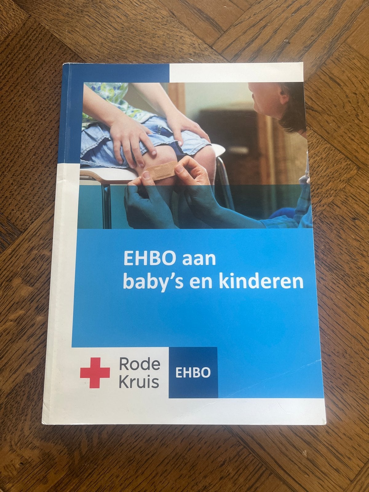 EHBO aan baby's en kinderen - Rode Kruis, Ophalen of Verzenden, Zo goed als nieuw, Opvoeding tot 6 jaar