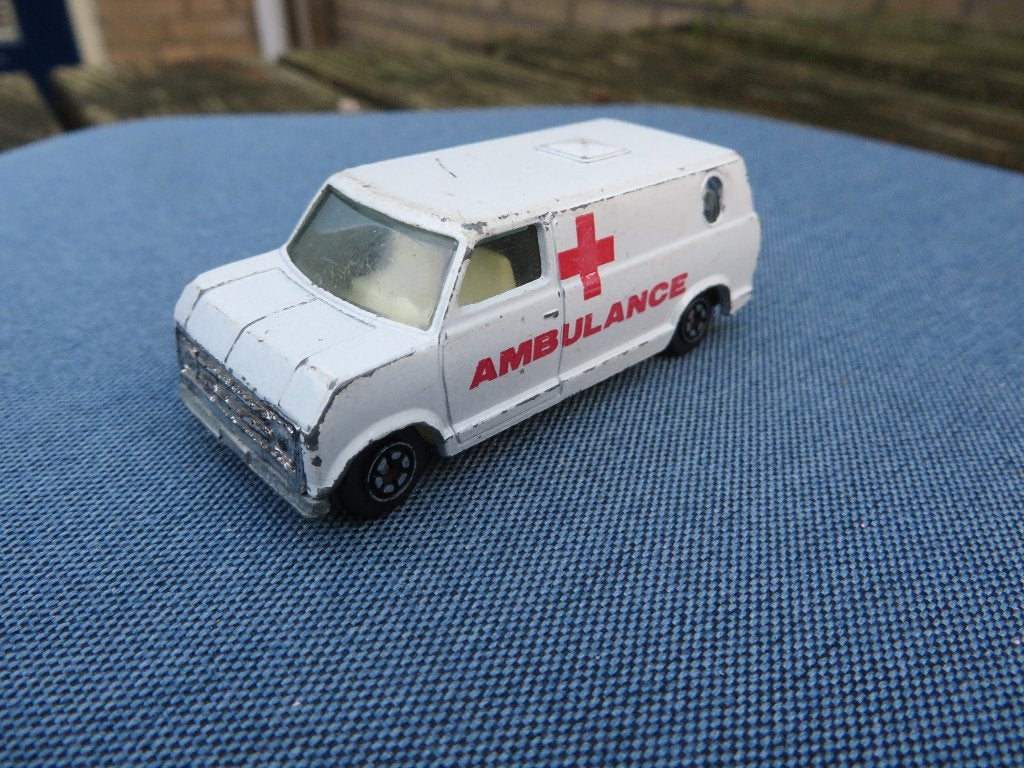 niversal Studios Ford Ecoline Ambulance (Yatming), Hobby en Vrije tijd, Ophalen of Verzenden, Gebruikt, Auto