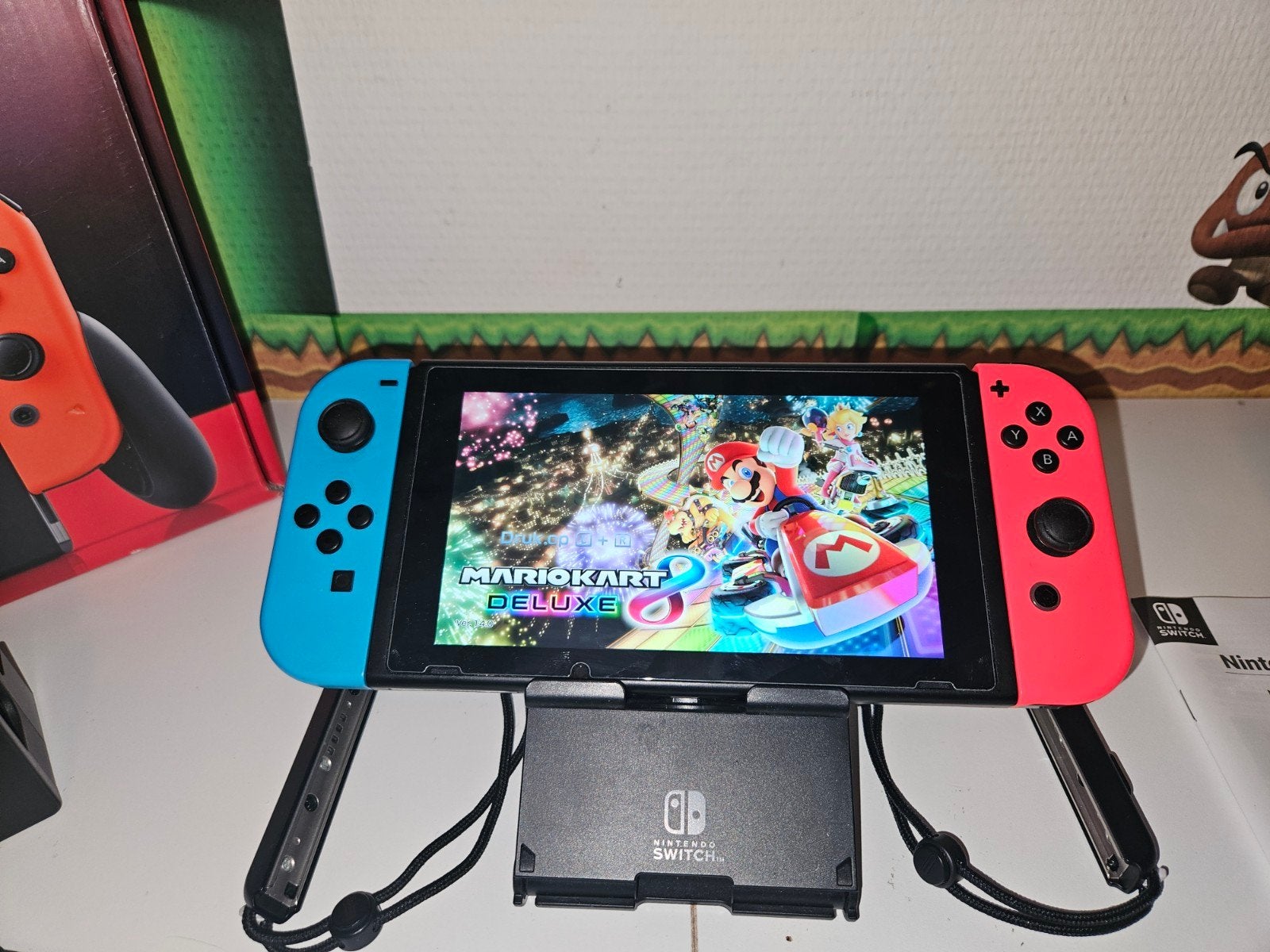 NINTENDO SWITCH NIEUW MODEL (2023) MARIO KART BUNDEL, Spelcomputers en Games, Switch 2019 Upgrade, Met 2 controllers, Ophalen of Verzenden