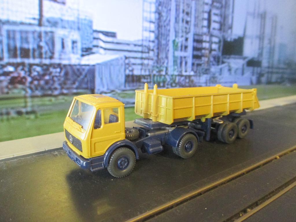 Mercedes Benz NG 1619 S kipper-oplegger 677 oker met blauw, Ophalen of Verzenden, Zo goed als nieuw, Bus of Vrachtwagen, Rietze