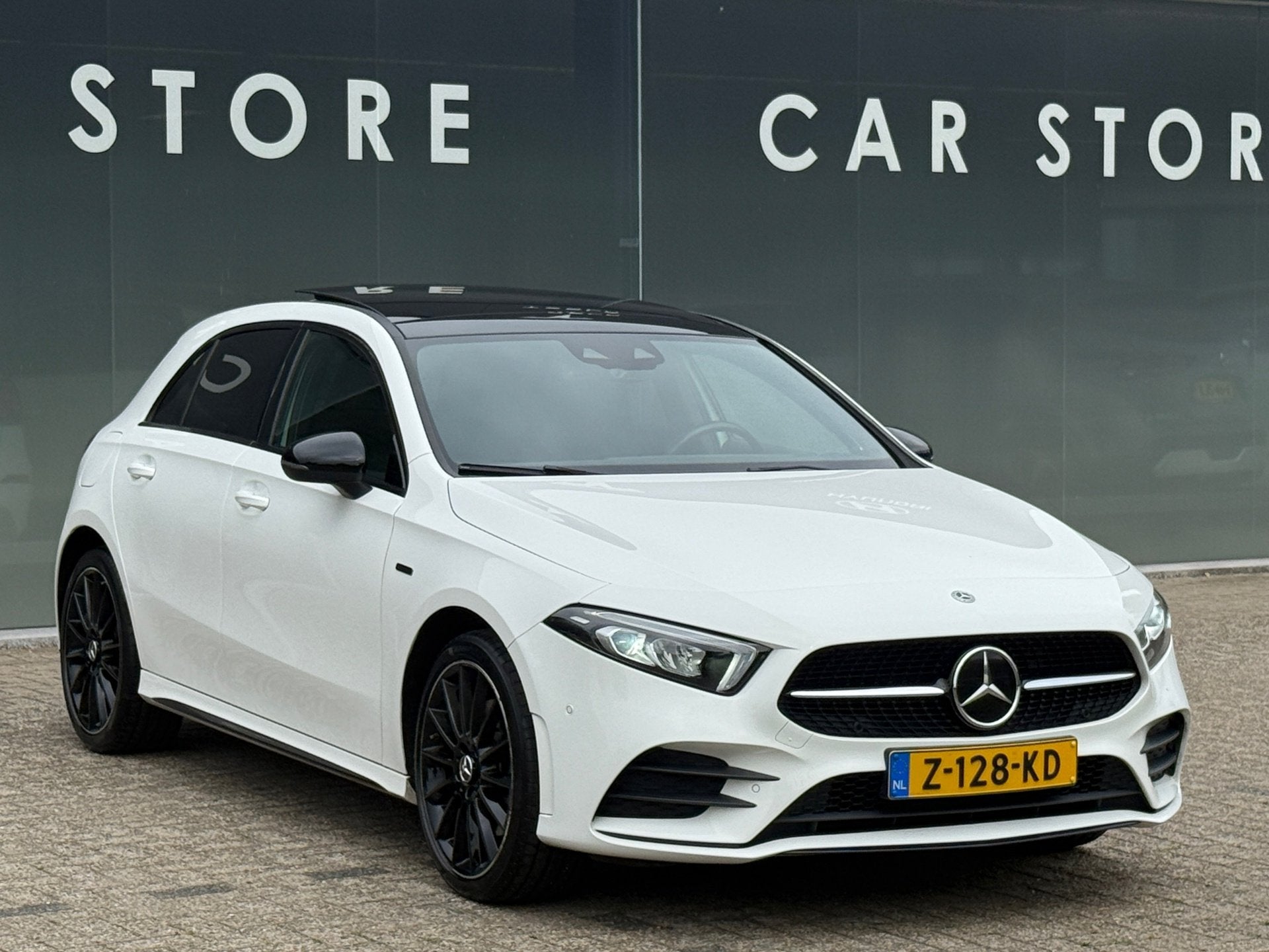 Mercedes-Benz A-klasse 250 e AMG Line Pano|Sfeer|19Inch|Adap, Gebruikt, 4 cilinders, 15 kWh, Leder en Stof