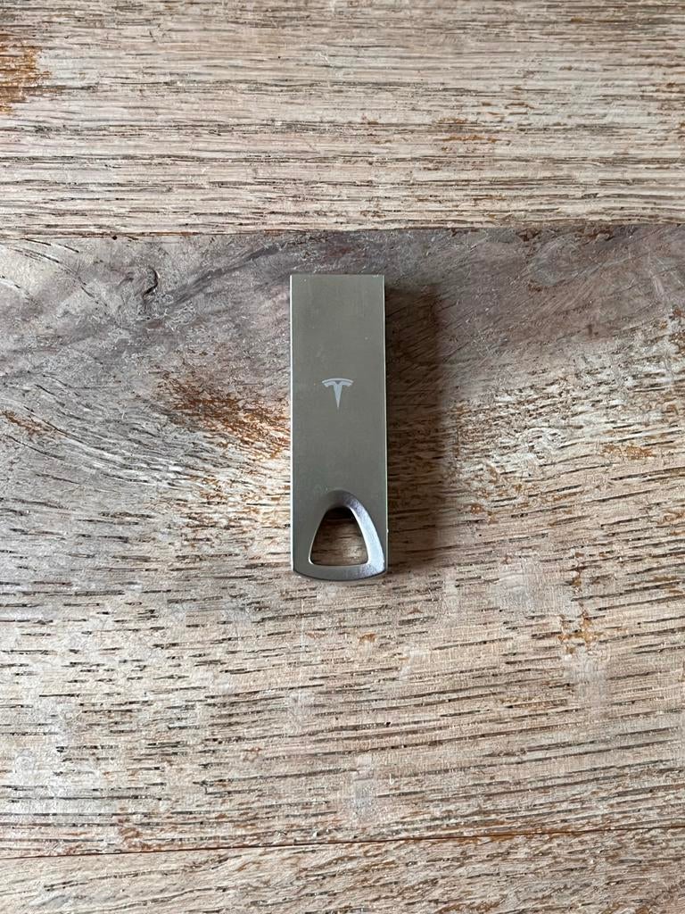 Tesla USB Stick 128 GB - Origineel en Snel, Ophalen of Verzenden, Zo goed als nieuw, 128 GB