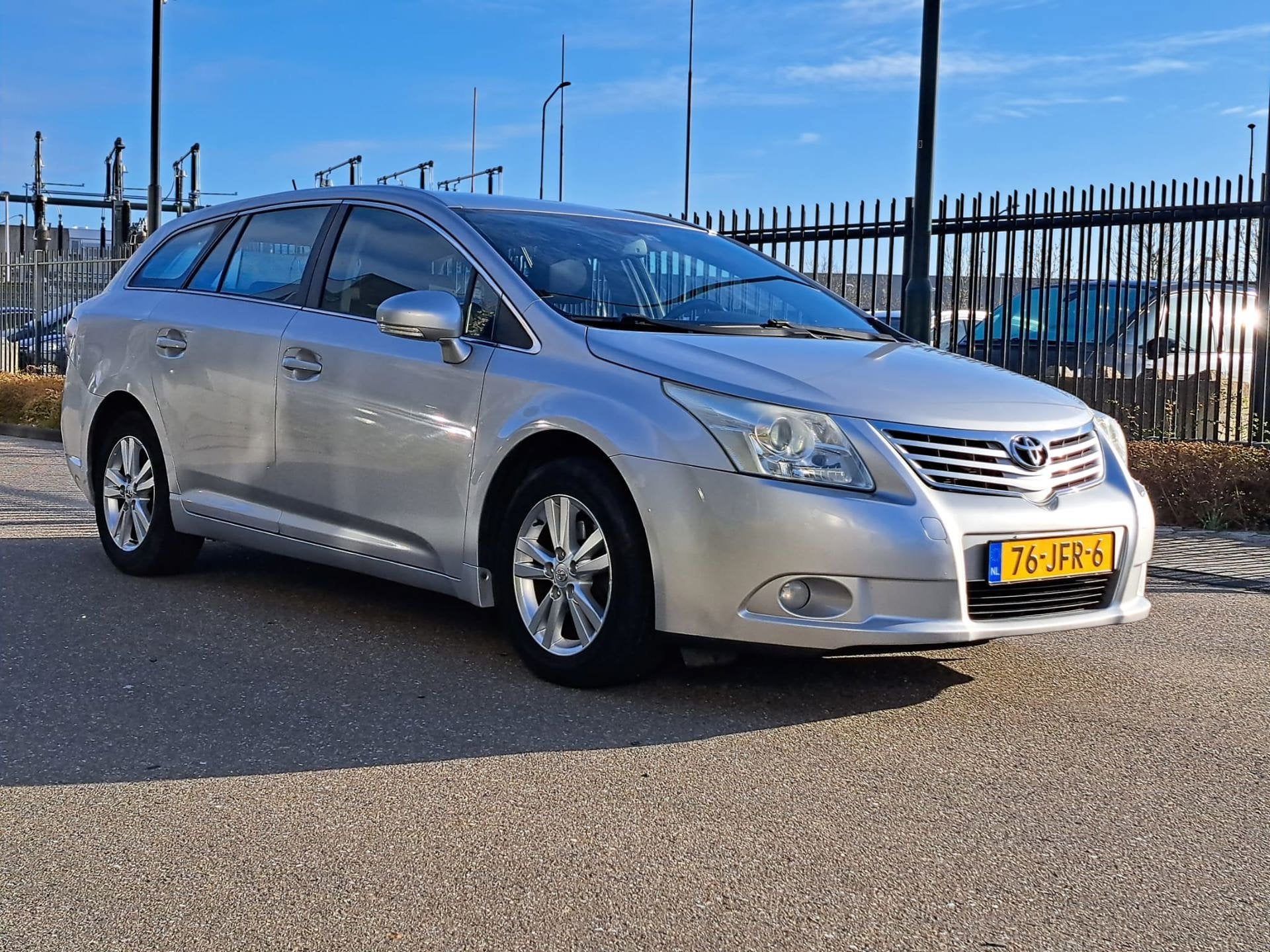 Toyota Avensis Wagon 1.8 VVTi Dynamic Export, Auto's, Toyota, 4 cilinders, Origineel Nederlands, Handgeschakeld, Grijs