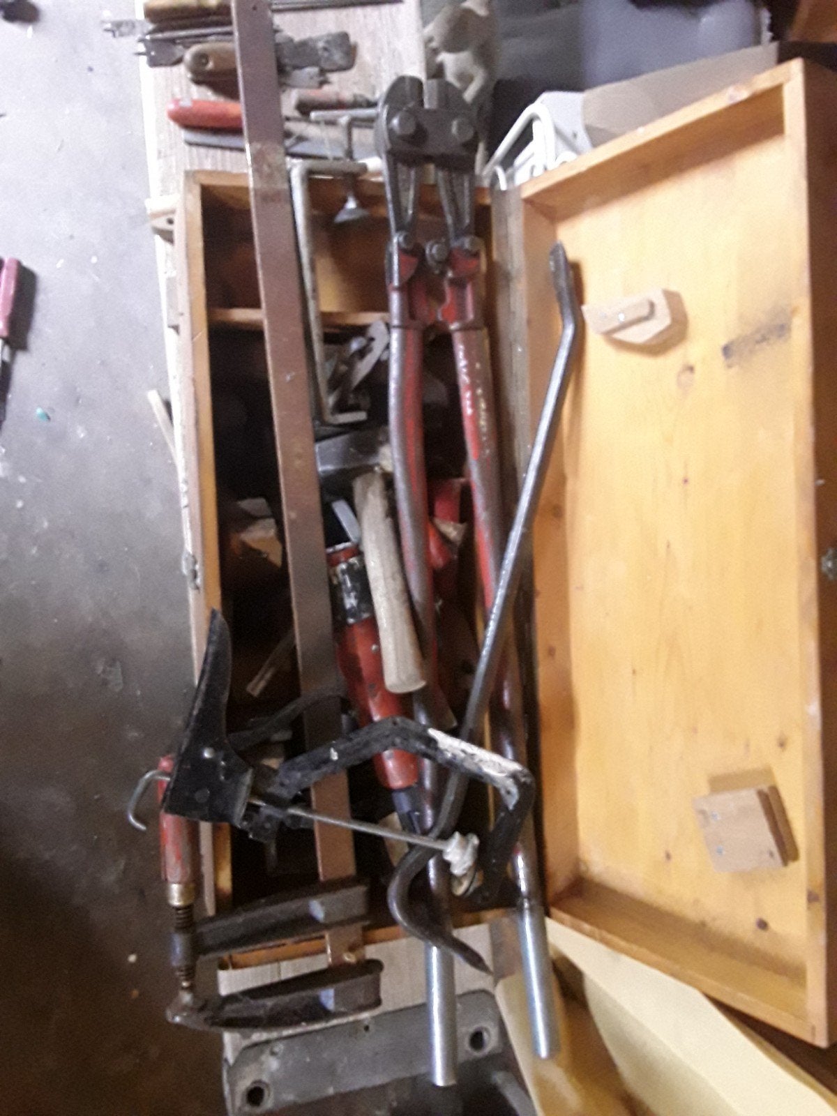 Gereedschapskist met groot gereed gereedschap, Ophalen