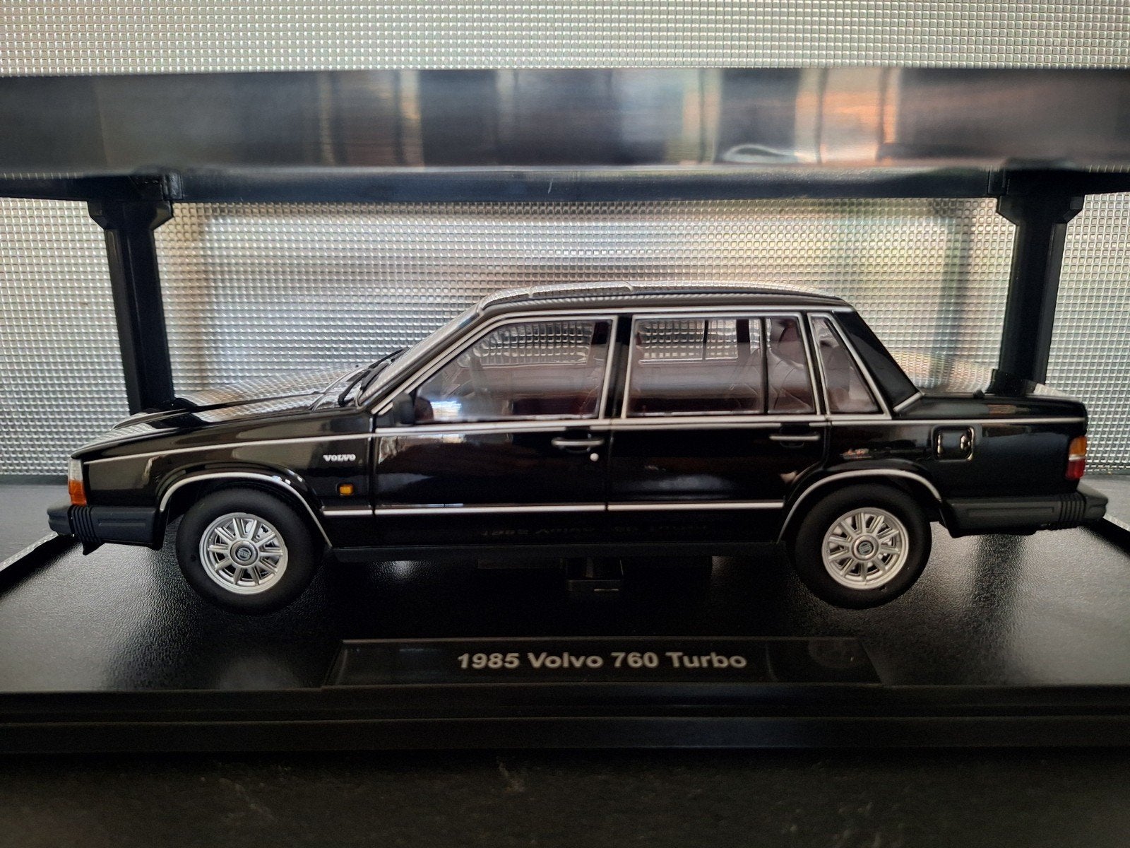 Volvo 760 1985 Schaal 1:18, Hobby en Vrije tijd, Modelauto's | 1:18, Overige merken, Triple 9, Nieuw, Auto