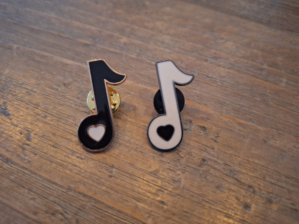 2 pins van muzieknoten met een hartje te koop, Verzamelen, Ophalen of Verzenden, Nieuw, Overige onderwerpen, Speldje of Pin