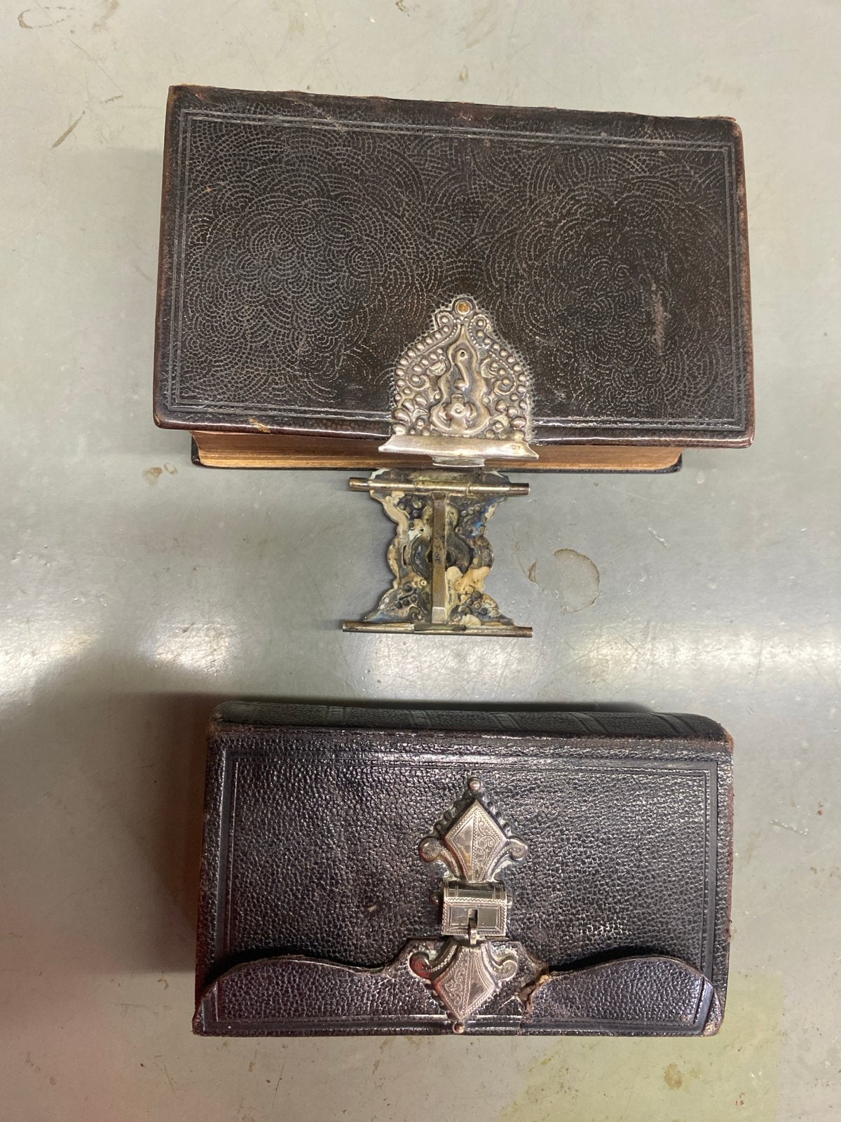 Twee antieke bijbeltjes met verzilverde sluitingen, Antiek en Kunst, Ophalen of Verzenden