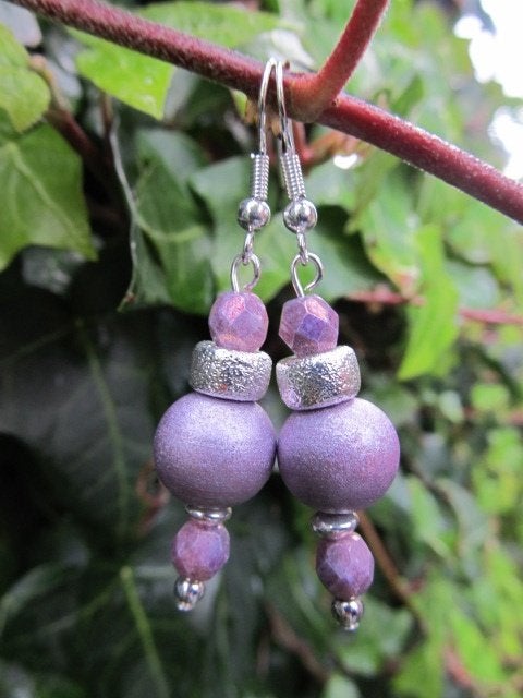 Oorbellen Purple Brush Wood hout-glas-kralen verzilverd, Hangers, Paars, Nieuw, Zilver