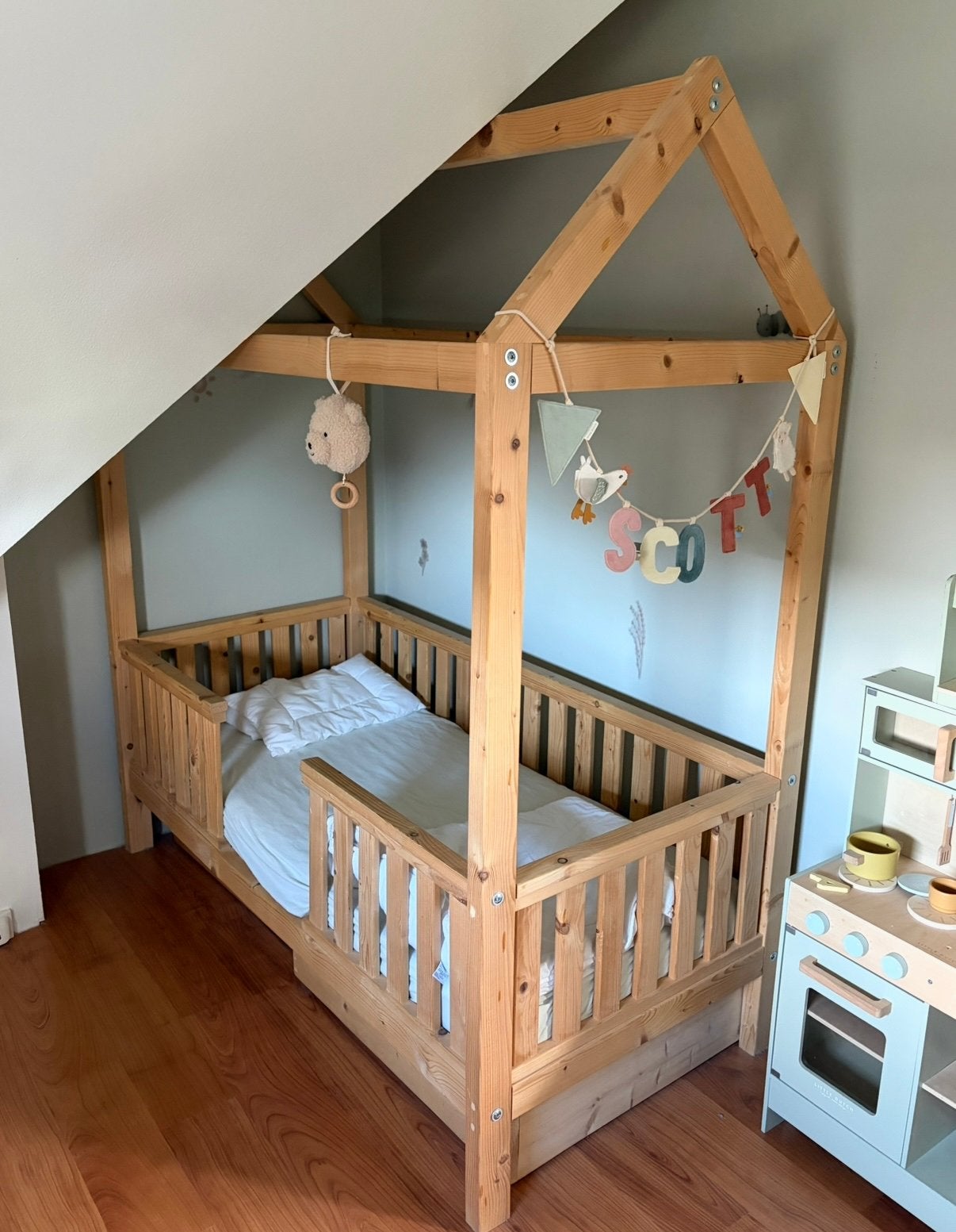 Houten bedhuisje met matras en uitvalrek (160 x 70), Ophalen, Gebruikt, Stapelbed