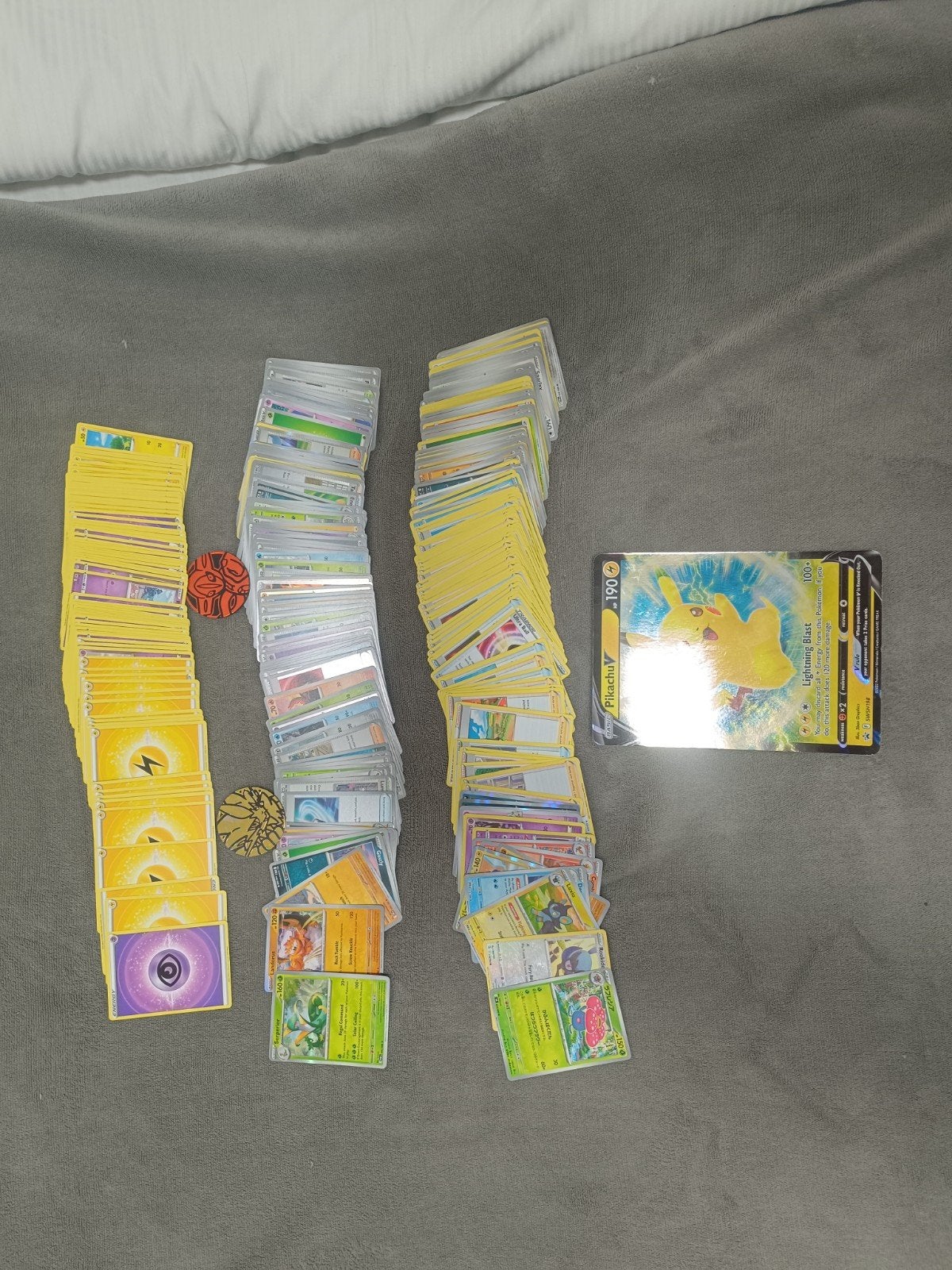 Grote verzameling Pokémon kaarten met Pikachu V, Ophalen of Verzenden, Gebruikt, Meerdere kaarten