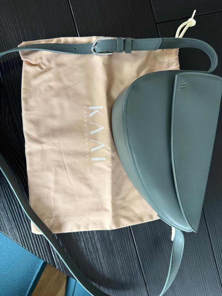 KAAI Rebel Cross Body Tas - Grijsgroen Leer, Sieraden, Tassen en Uiterlijk, Tassen | Damestassen, Ophalen of Verzenden, Zo goed als nieuw