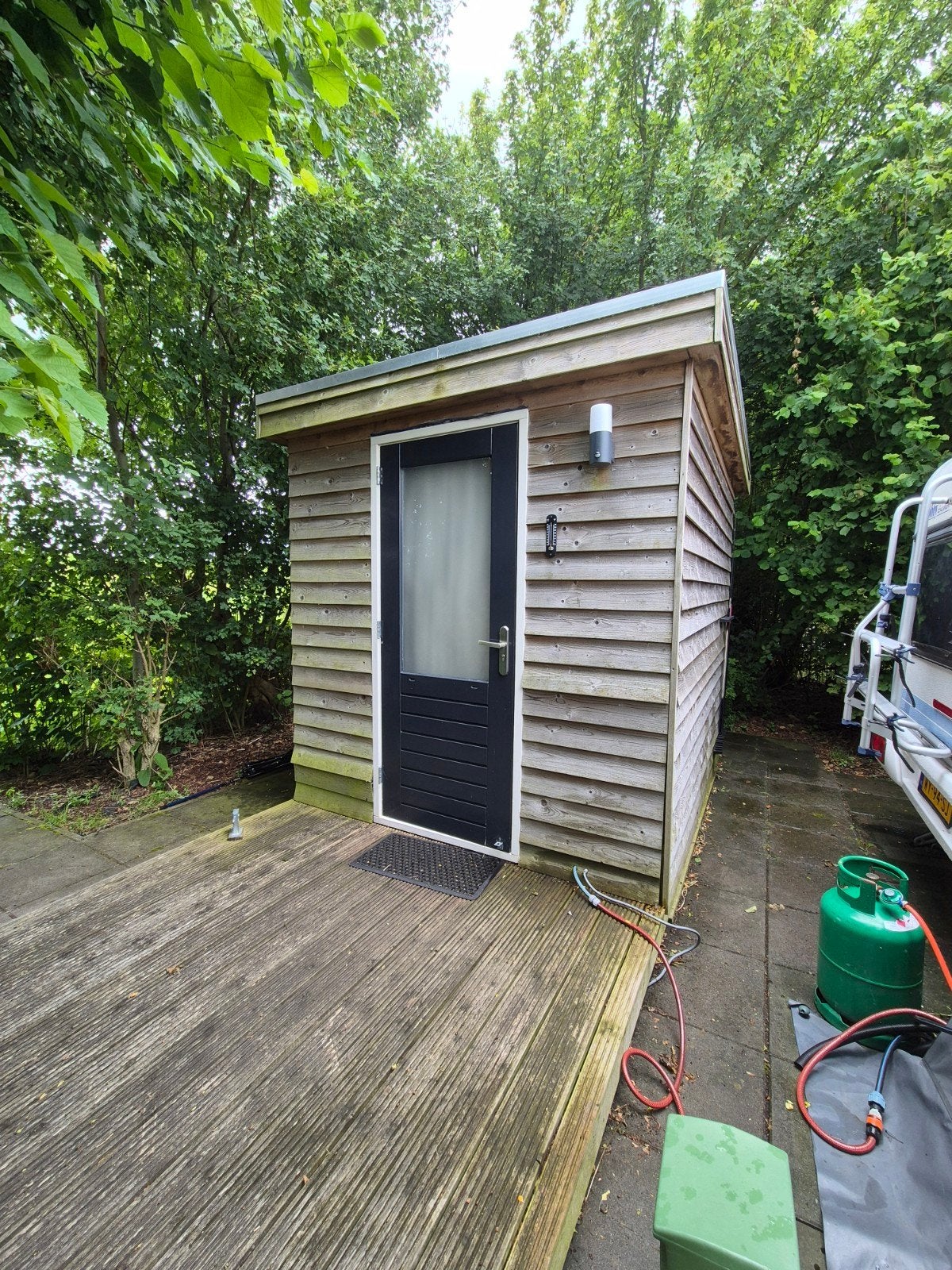 Schuur met ingebouwde badkamer en wasmachine, Ophalen