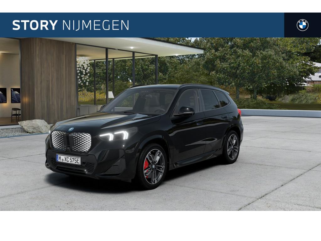 BMW iX1 eDrive20 M Sport / Panoramadak / Trekhaak / Sportsto, Zwart, Metallic lak, Zwart, SUV of Terreinwagen