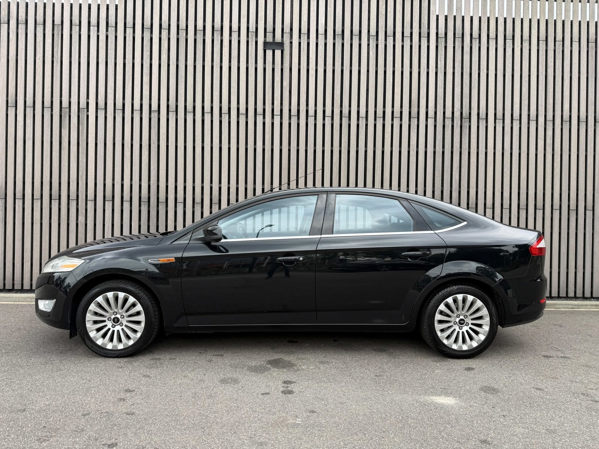 Ford Mondeo 2.0-16V Titanium FlexiFuel, Auto's, Gebruikt, Zwart, Origineel Nederlands, Handgeschakeld