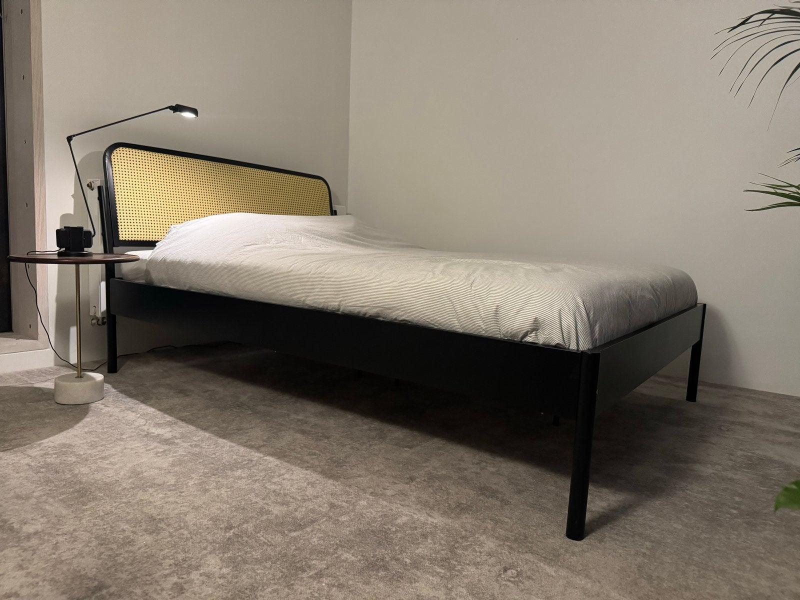 Stijlvol tweepersoonsbed met rotan hoofdeinde, Huis en Inrichting, Slaapkamer | Bedden, Ophalen, Zwart, Tweepersoons, Zo goed als nieuw