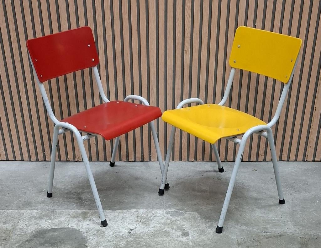 43 x schoolstoelen geel rood kantine horeca stoelen terras, Kunststof, Ophalen of Verzenden, Zo goed als nieuw, Vijf, Zes of meer stoelen