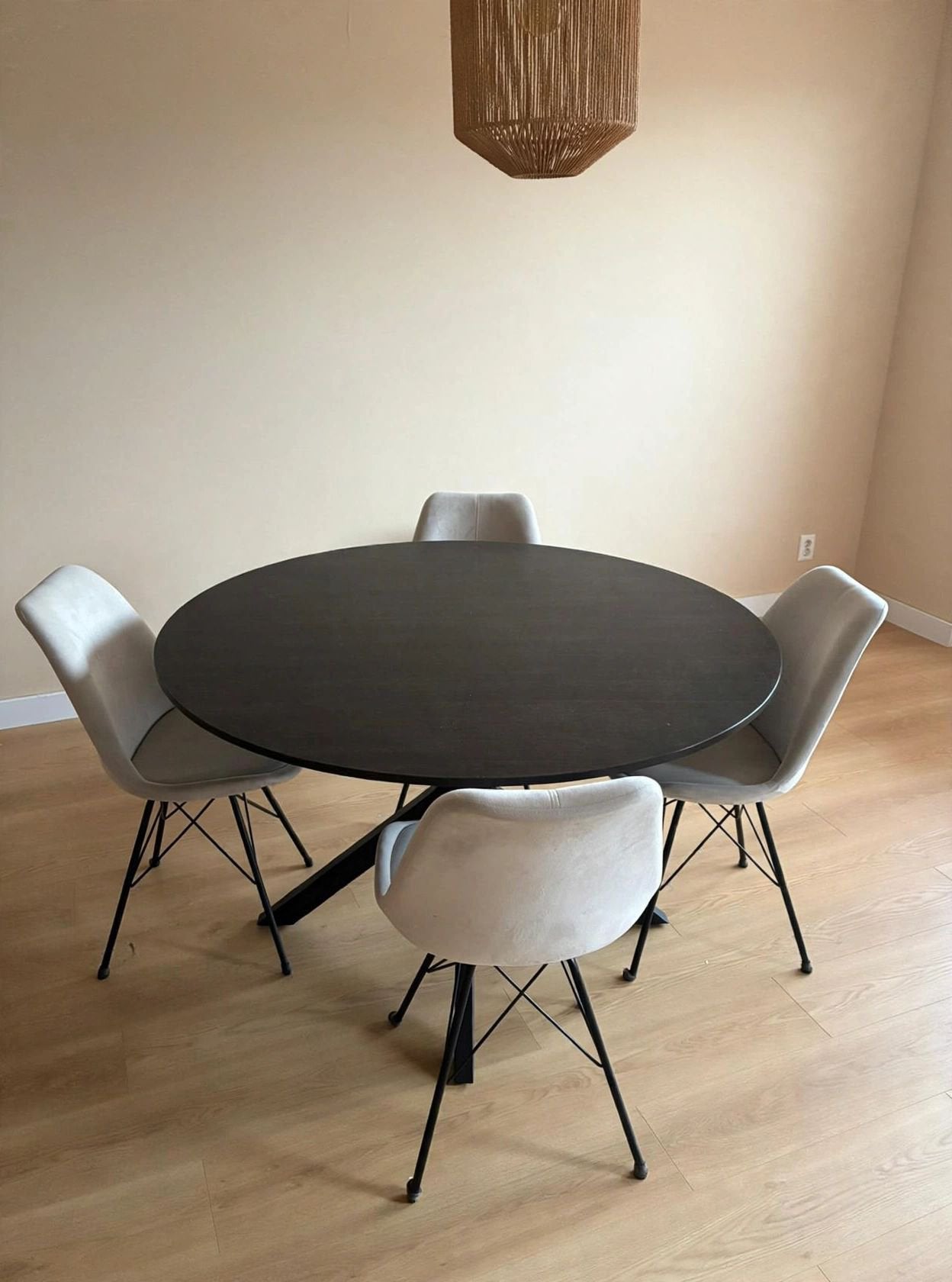Ronde zwarte eettafel 130 cm+4 velvet stoelen - complete set, Ophalen, Zo goed als nieuw, Rond, 100 tot 150 cm