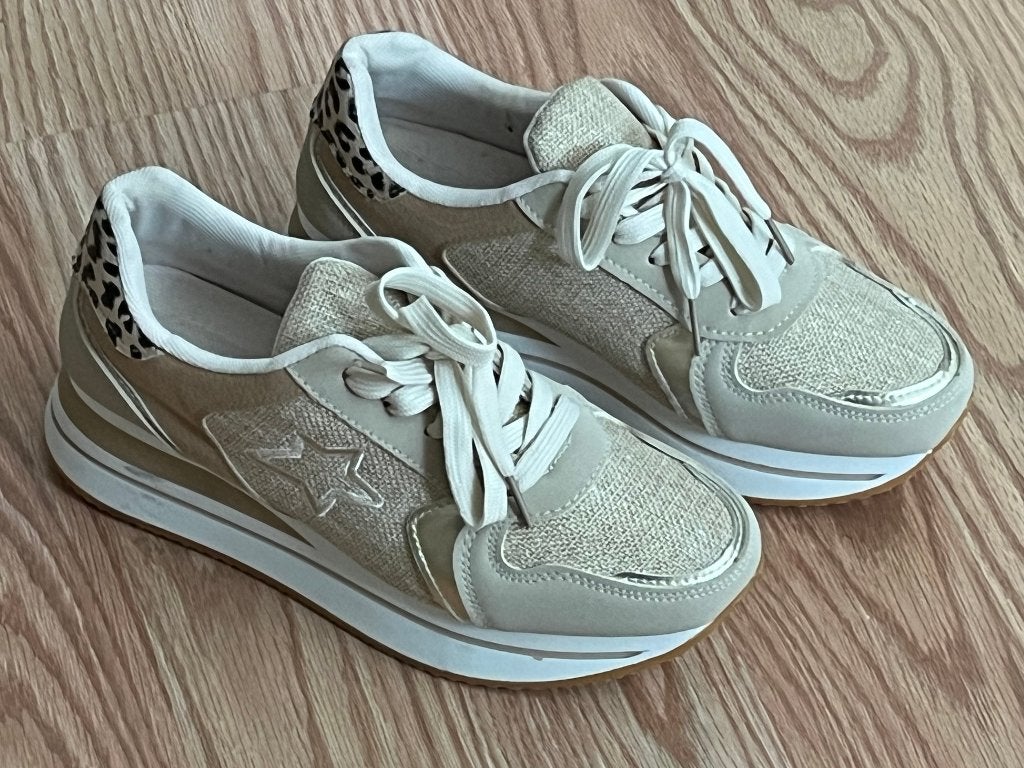 Nr. 180 Schoenen maat 38 goud beige wit, Ophalen of Verzenden, Zo goed als nieuw, Wit, Sneakers of Gympen