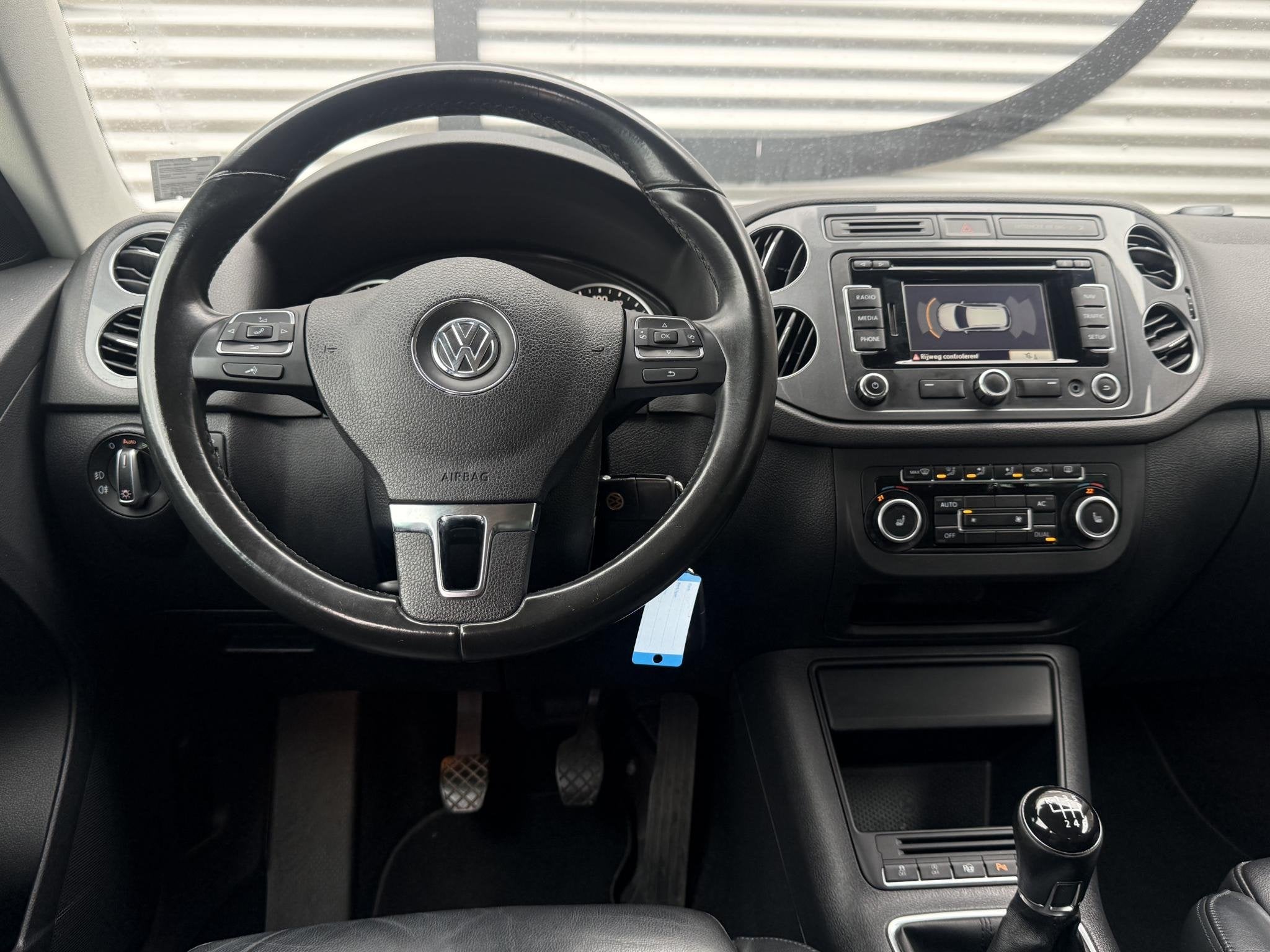 Volkswagen Tiguan 1.4 TSI Sport&Style 2e Eigenaar|Navi|Leder, Auto's, Voorwielaandrijving, Euro 5, Gebruikt, Zwart