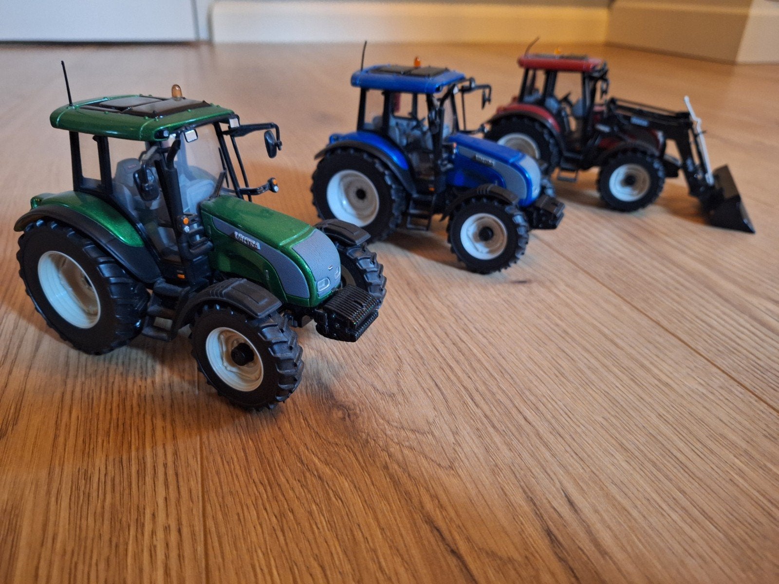 Te koop 3x Valtra C serie 1:32, Hobby en Vrije tijd, Modelauto's | 1:32, Ophalen of Verzenden, Tractor of Landbouw, Overige merken