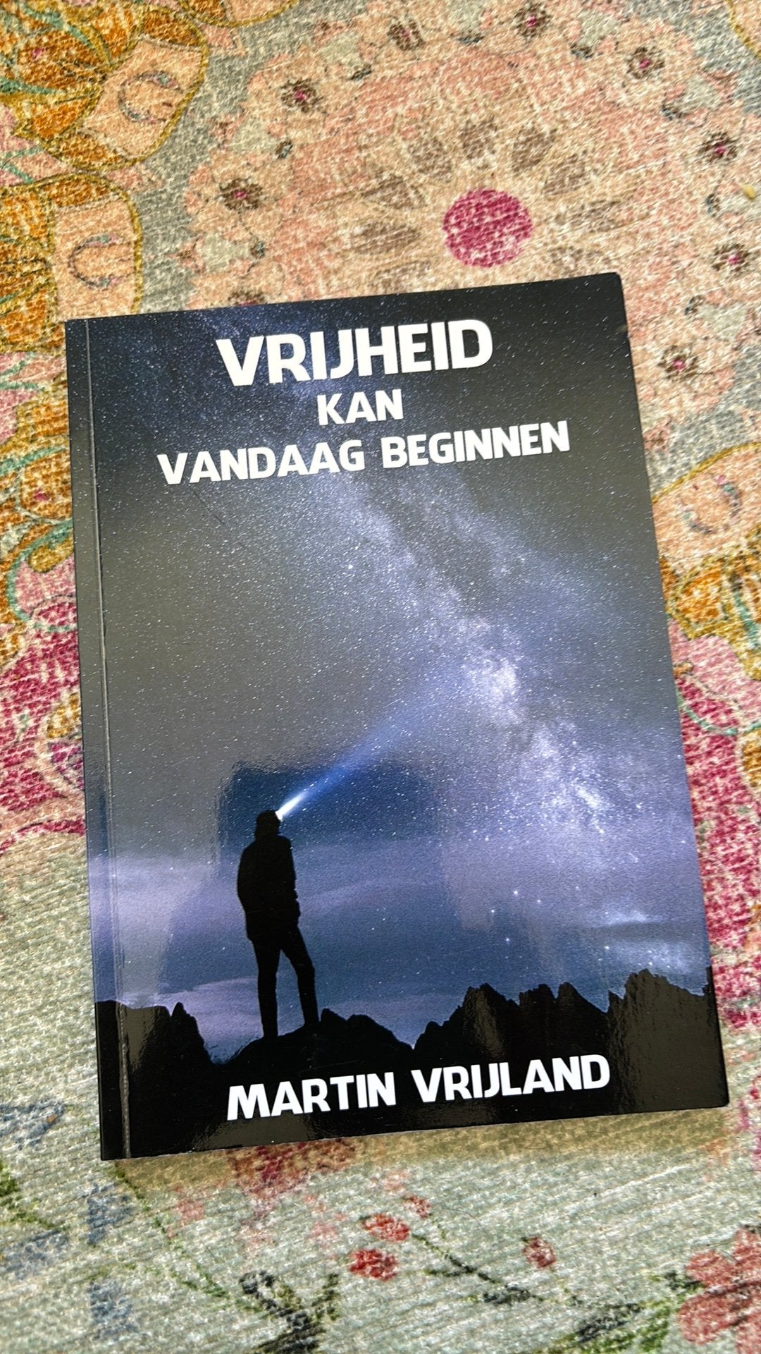 Martin Vrijland - Vrijheid kan vandaag beginnen boek essay, Ophalen of Verzenden, Zo goed als nieuw, Spiritualiteit algemeen, Achtergrond en Informatie