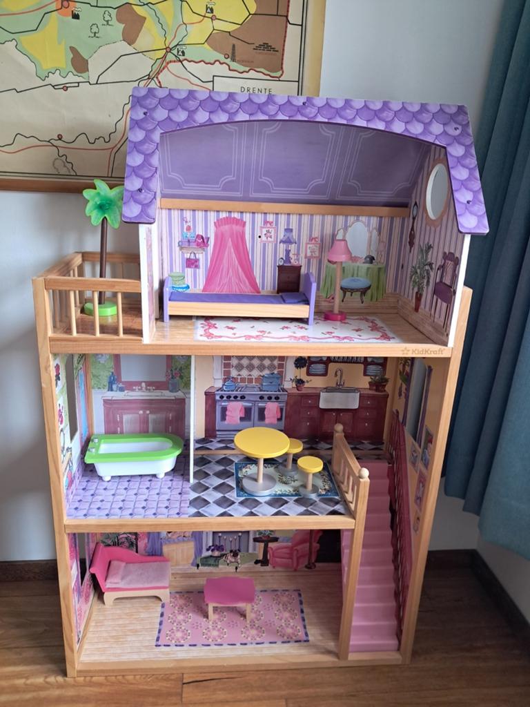 Groot Poppenhuis met Meubels - KidKraft, Kinderen en Baby's, Speelgoed | Houten speelgoed, Ophalen, Gebruikt, Meubelstuk of Keukentje