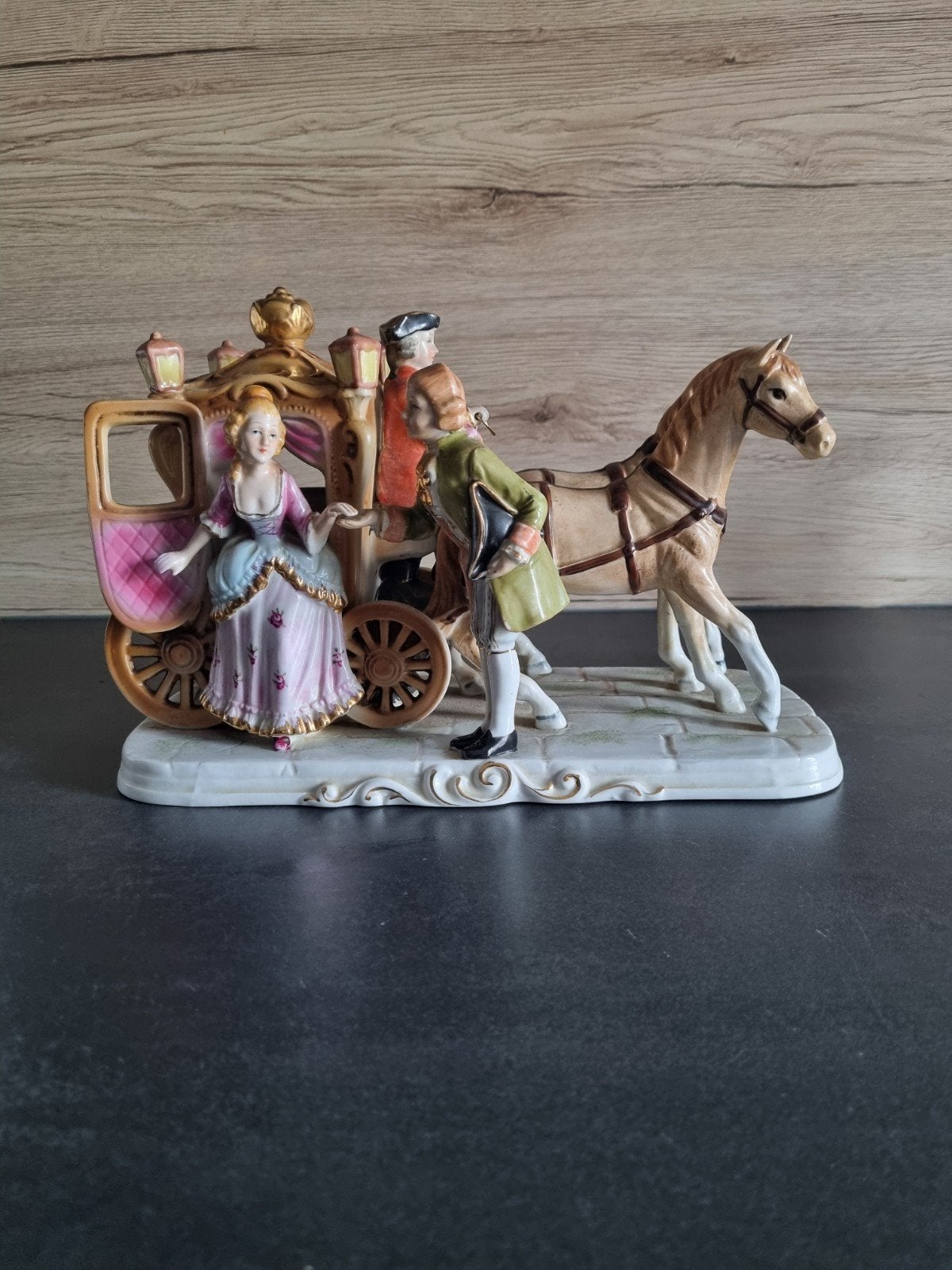 Antieke porseleinen koets met paarden en figuren, Ophalen of Verzenden