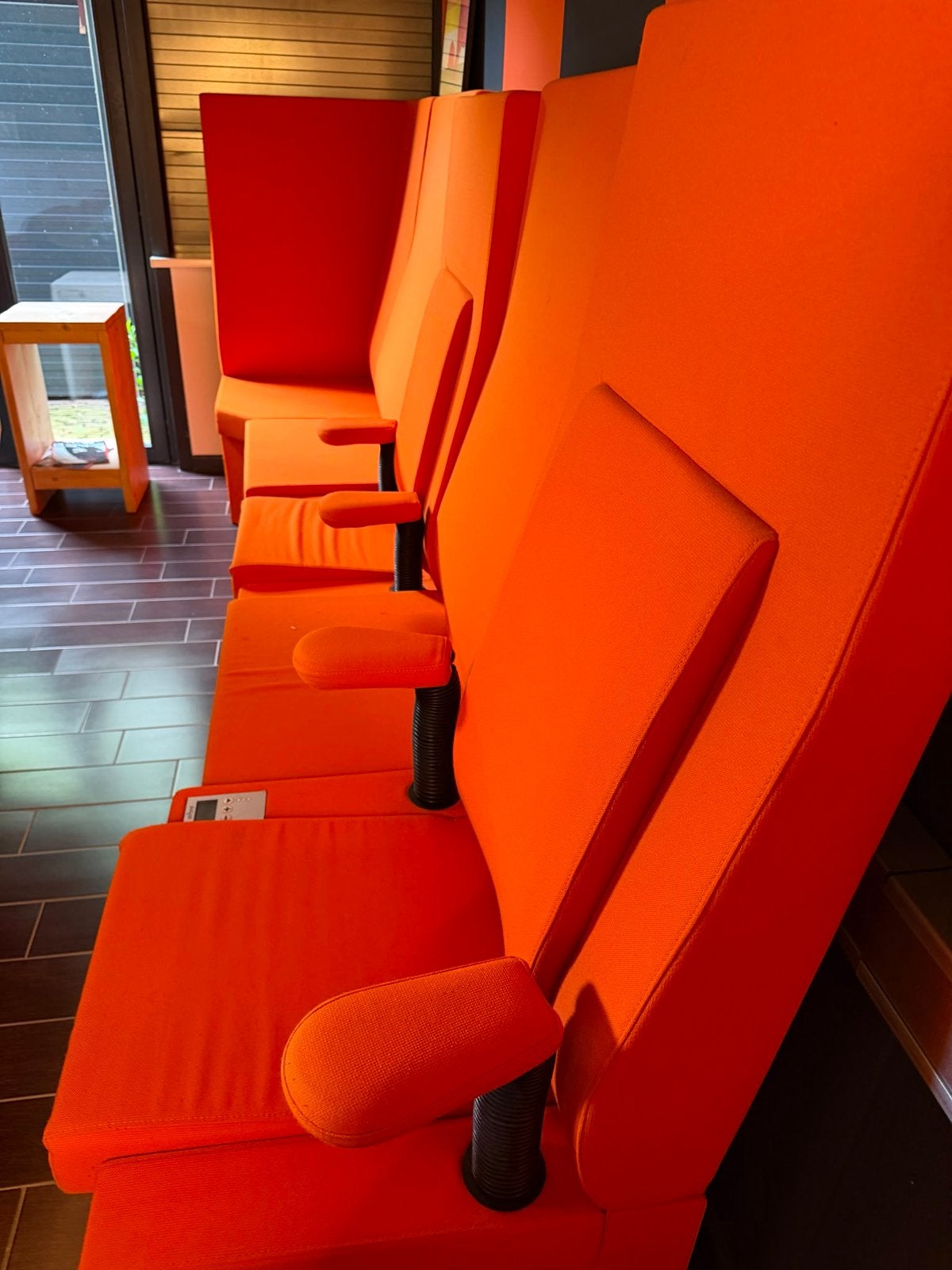 Wk actie 6 oranje stoelen en Ahrend bank, Ophalen, Volvo