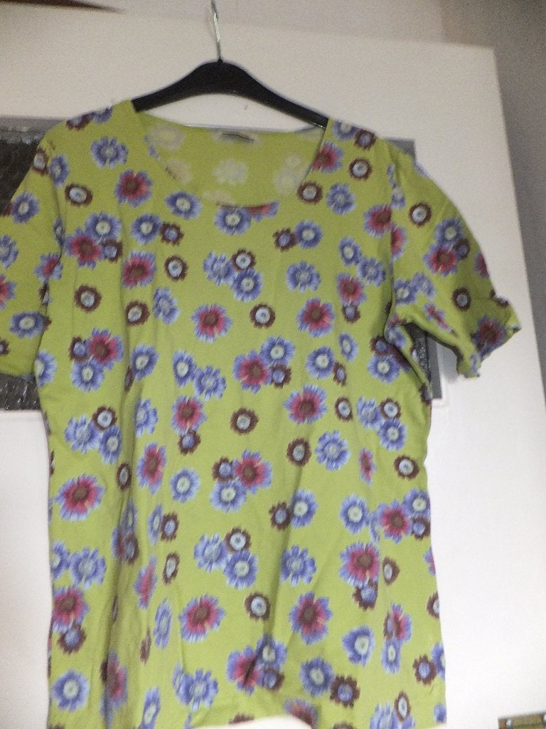 Fleurige vrolijke top groen met bloemen maat L 40/42, Verzenden, Maat 42/44 (L), Korte mouw, Gedragen