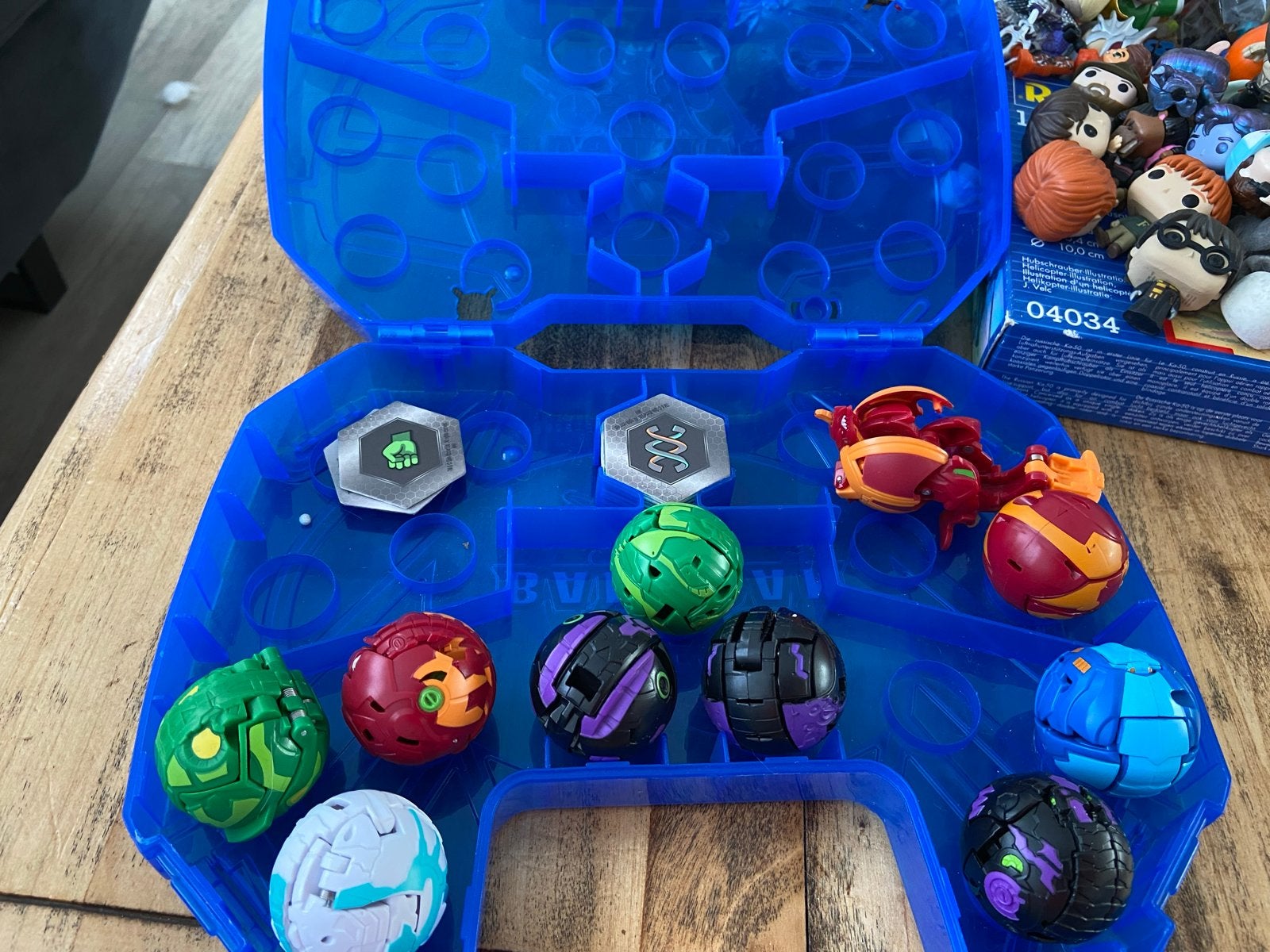 Bakugan Starter Set met 9 Bakugans en opbergkoffer, Ophalen of Verzenden, Gebruikt, Jongen of Meisje