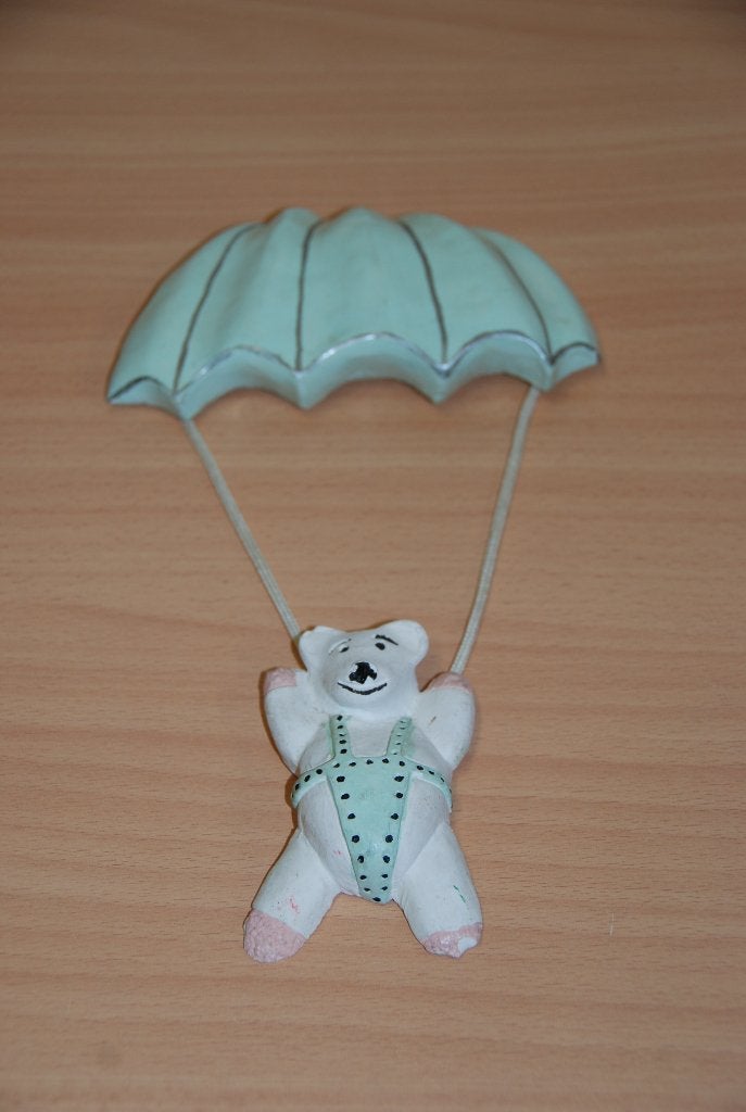 Beertje aan parachute., Ophalen of Verzenden, Gebruikt, Handgemaakt, Wanddecoratie
