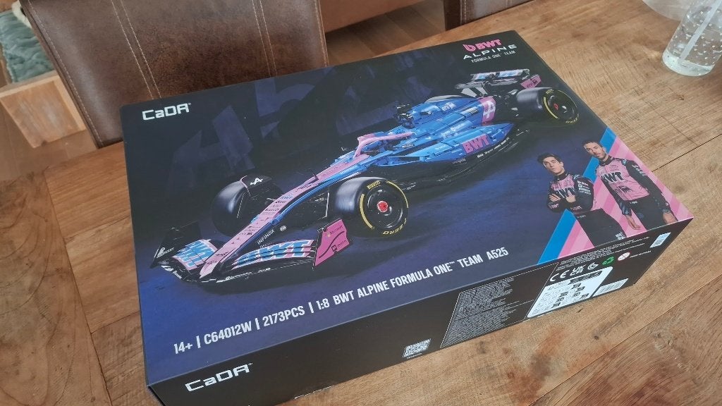 CaDA BWT Alpine F1 Team A525 1:8 - Bouwset Auto | C64012W, Hobby en Vrije tijd, Modelauto's | 1:5 tot 1:12, Ophalen of Verzenden