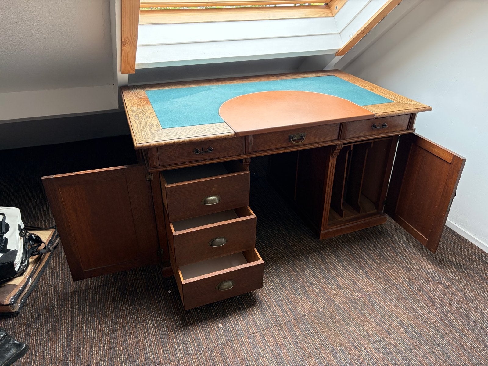 Oud eiken bureau met groen en bruin leren inleg, Antiek en Kunst, Antiek | Kantoor en Zakelijk, Ophalen