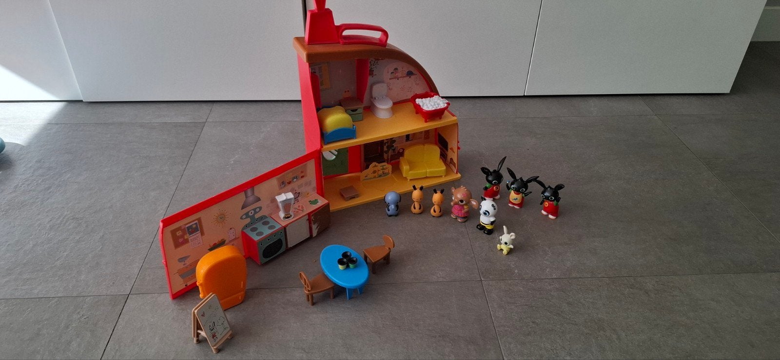 Bing poppenhuis met figuren en accessoires, Ophalen, Gebruikt, Poppenhuis