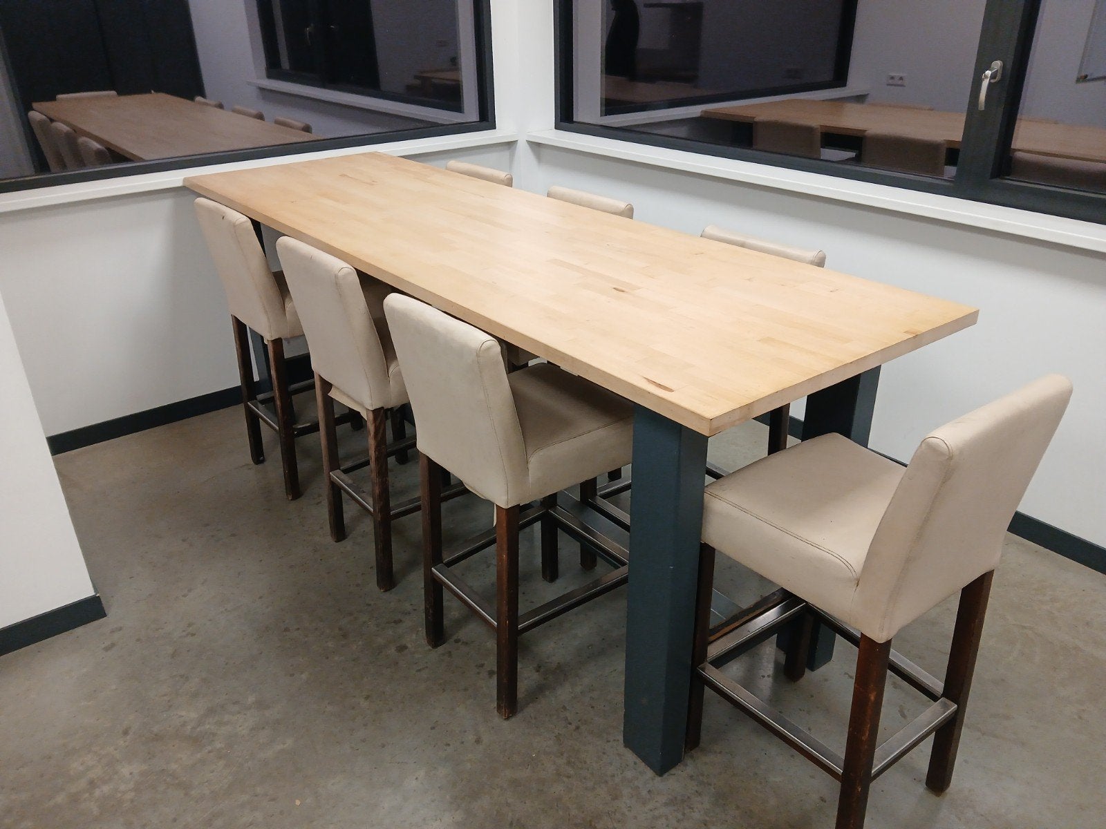 Lange houten bartafel met 7 krukken - 301x92x112cm, Huis en Inrichting, Barren, Ophalen, Gebruikt