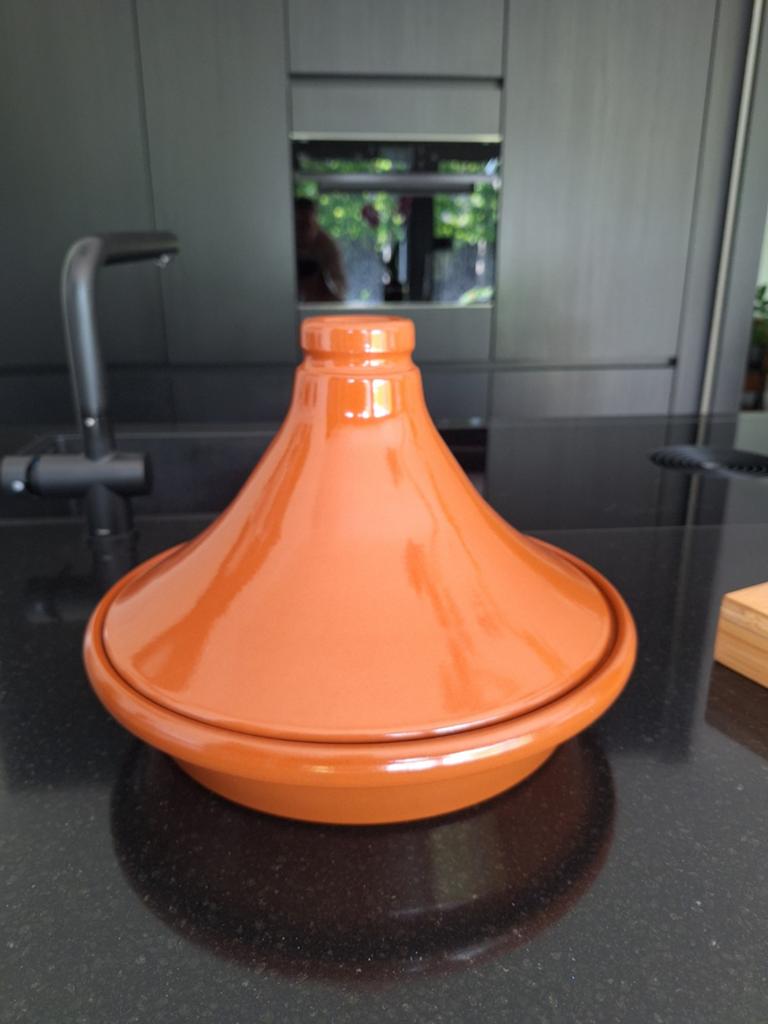 Yong Tajine 27 cm met onderzetter, geschikt voor inductie, Ophalen, Zo goed als nieuw, Steen/keramiek, Overige merken