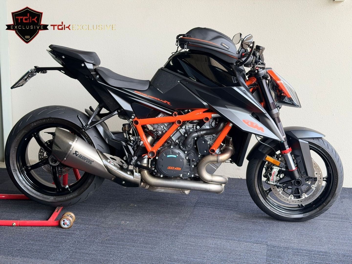 KTM 1290 SUPERDUKE R 3.0 TECH TRACK 2022 SUPER DUKE R 1390, 2 cilinders, Motorrijbewijs A, Bedrijf, 1301 cc