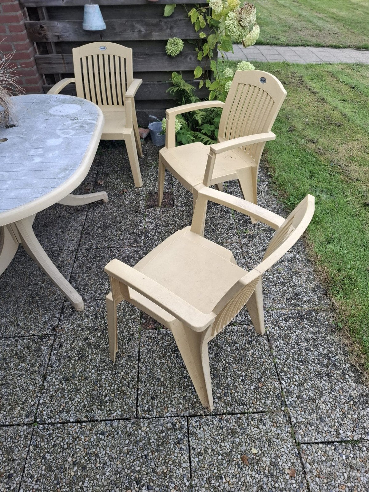 Hartman tuinset ophalen in Eerbeek: 3 kunststof stoelen en t, Ophalen, Gebruikt, Kunststof