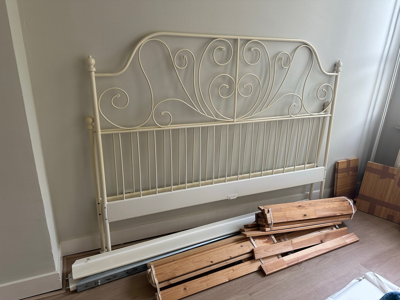 Wit stalen IKEA bed met lattenbodem (185x200 cm), Ophalen, Gebruikt, Wit, Tweepersoons