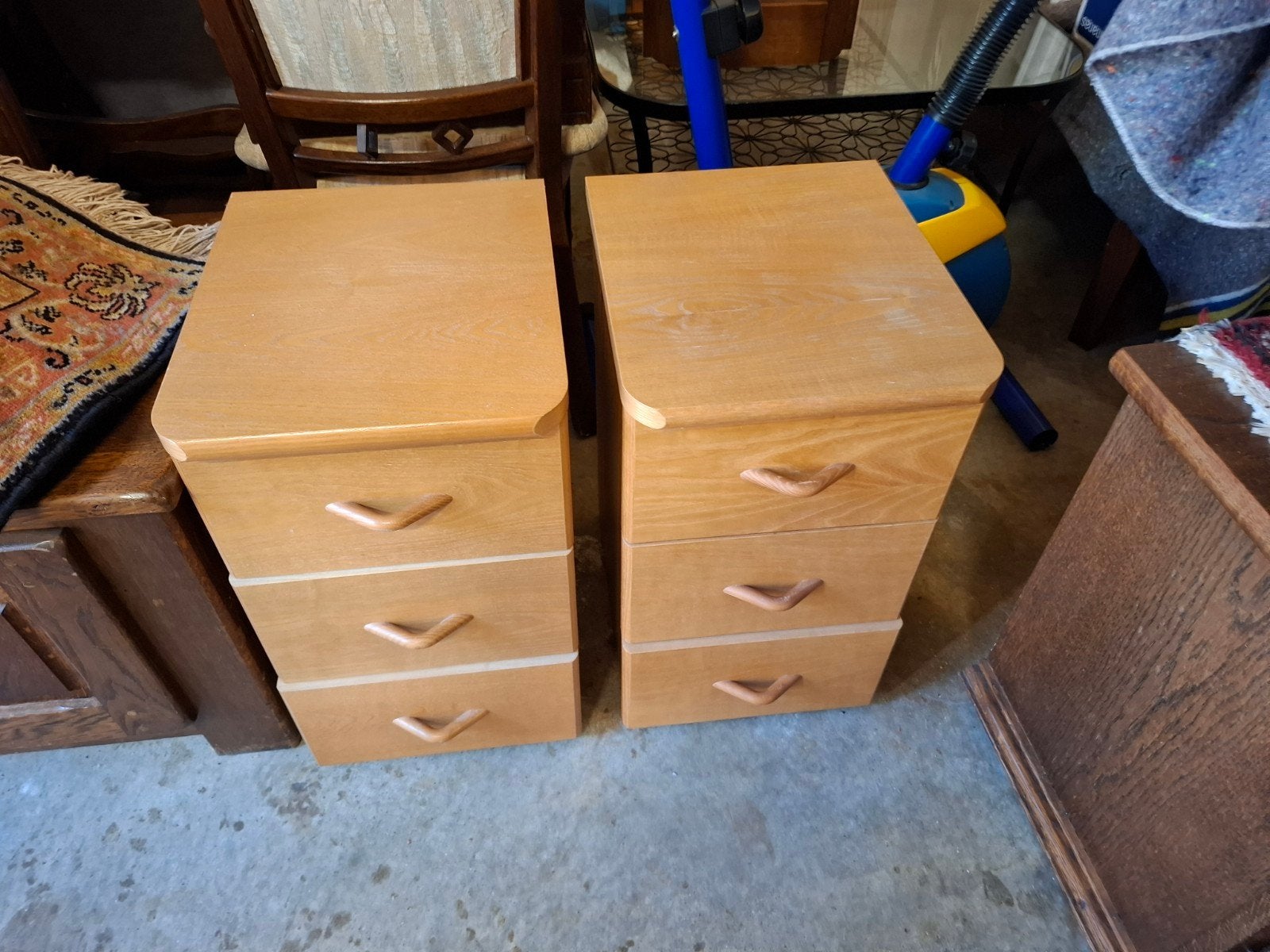 2 Blank eiken fineer nachtkastjes met 3 laden, Huis en Inrichting, Slaapkamer | Nachtkastjes, Ophalen, Gebruikt, Minder dan 45 cm
