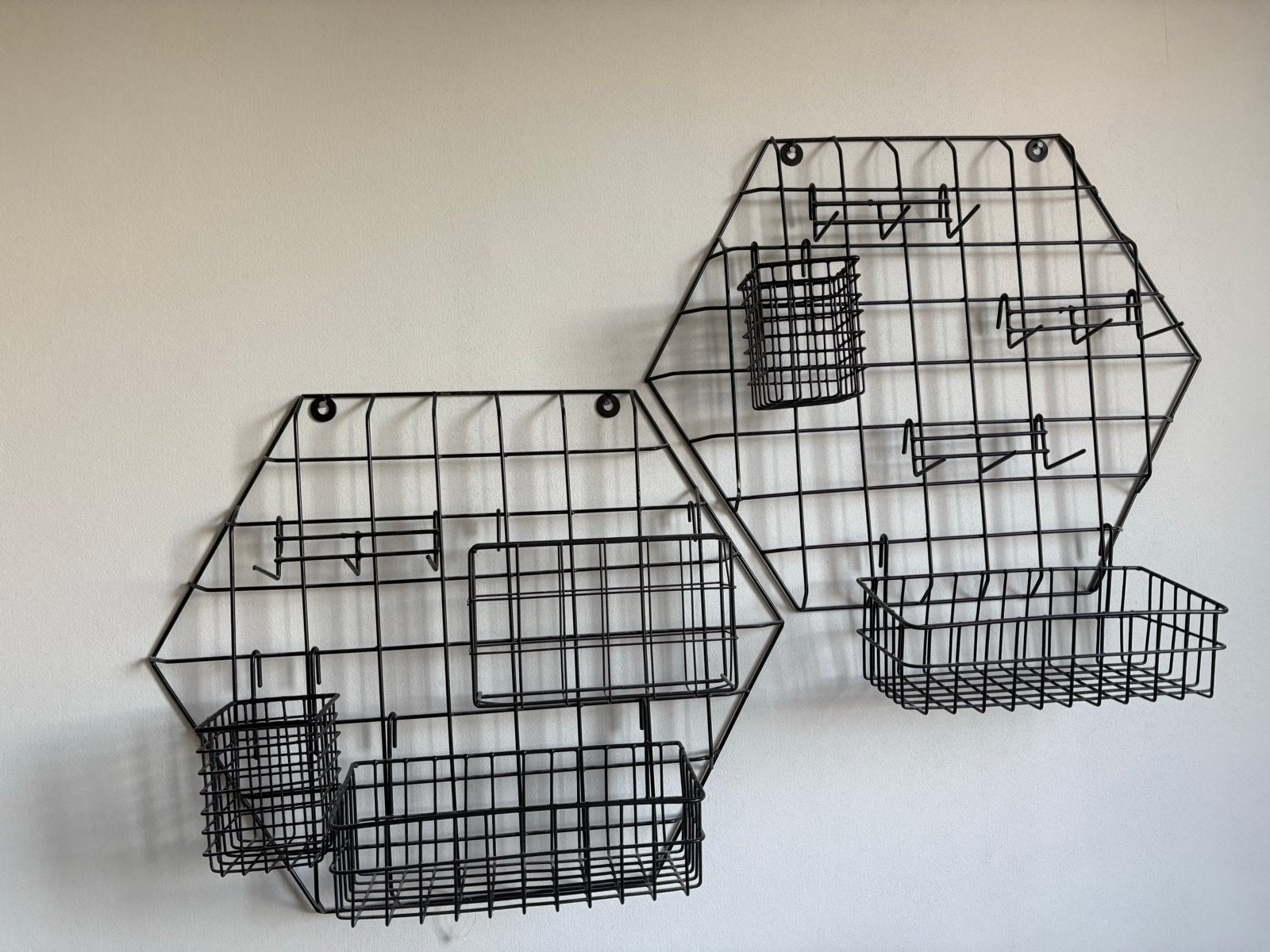 Zwart metalen decoratie rek met mandjes en haken, Metaal, Zwart, Decoratieobject, Ophalen of Verzenden